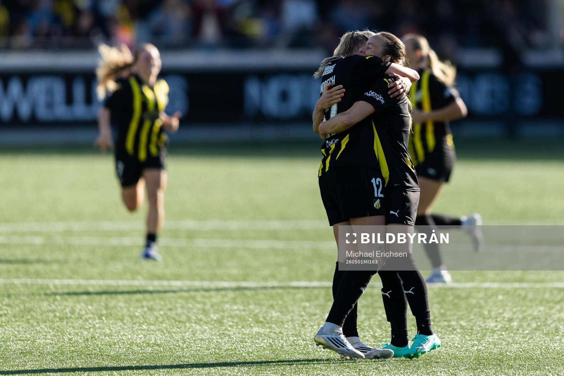 Stine Sandbech and Aivi Luik of Häcken celebrate