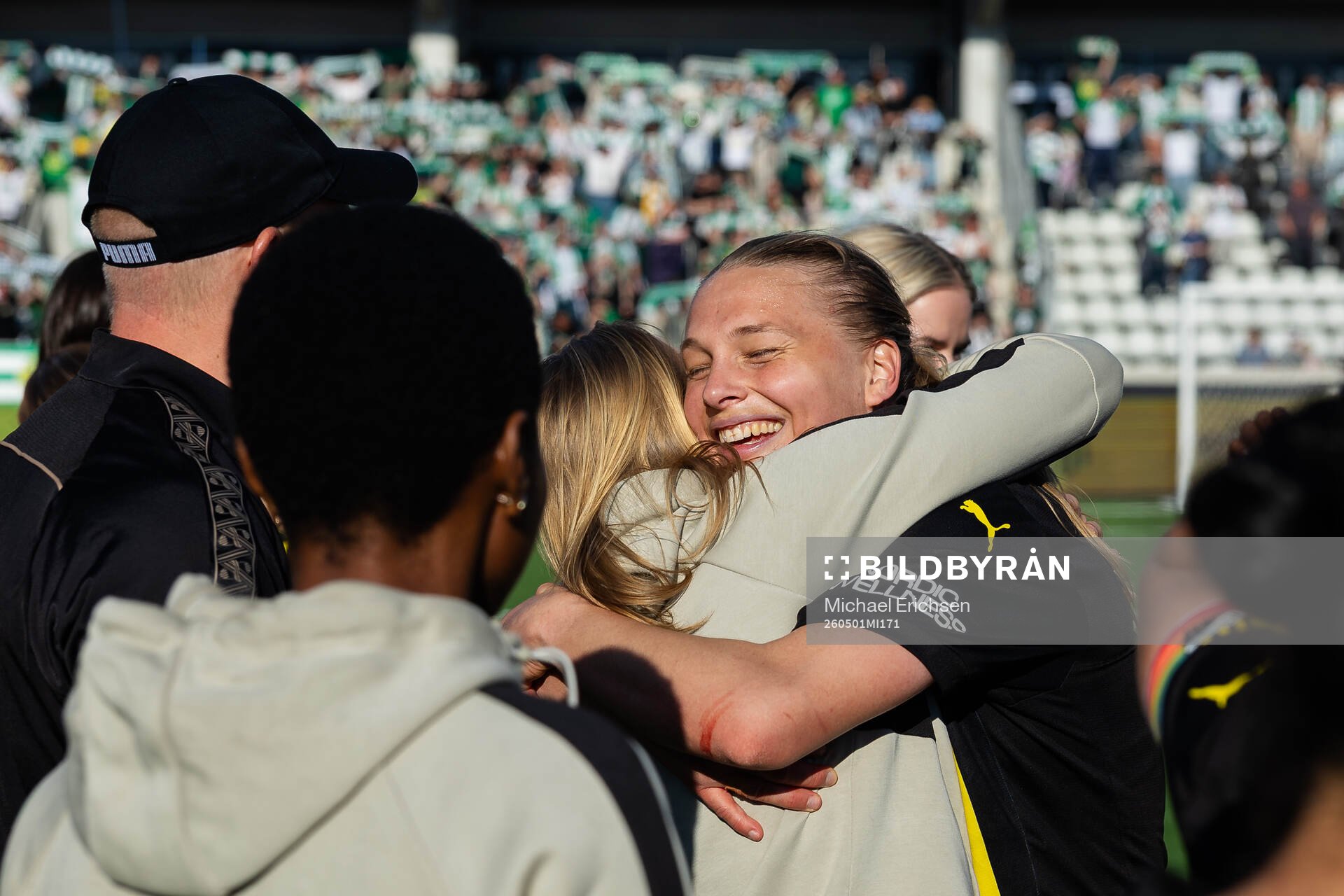Stine Sandbech of Häcken celebrates with team mates