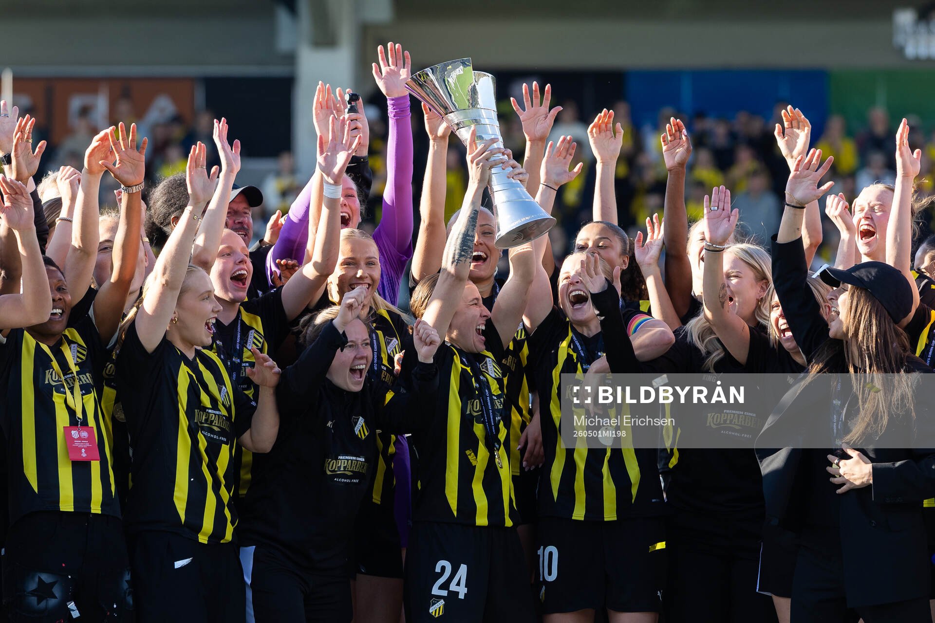 Tabitha Michelle Tindell of Häcken celebrate with the