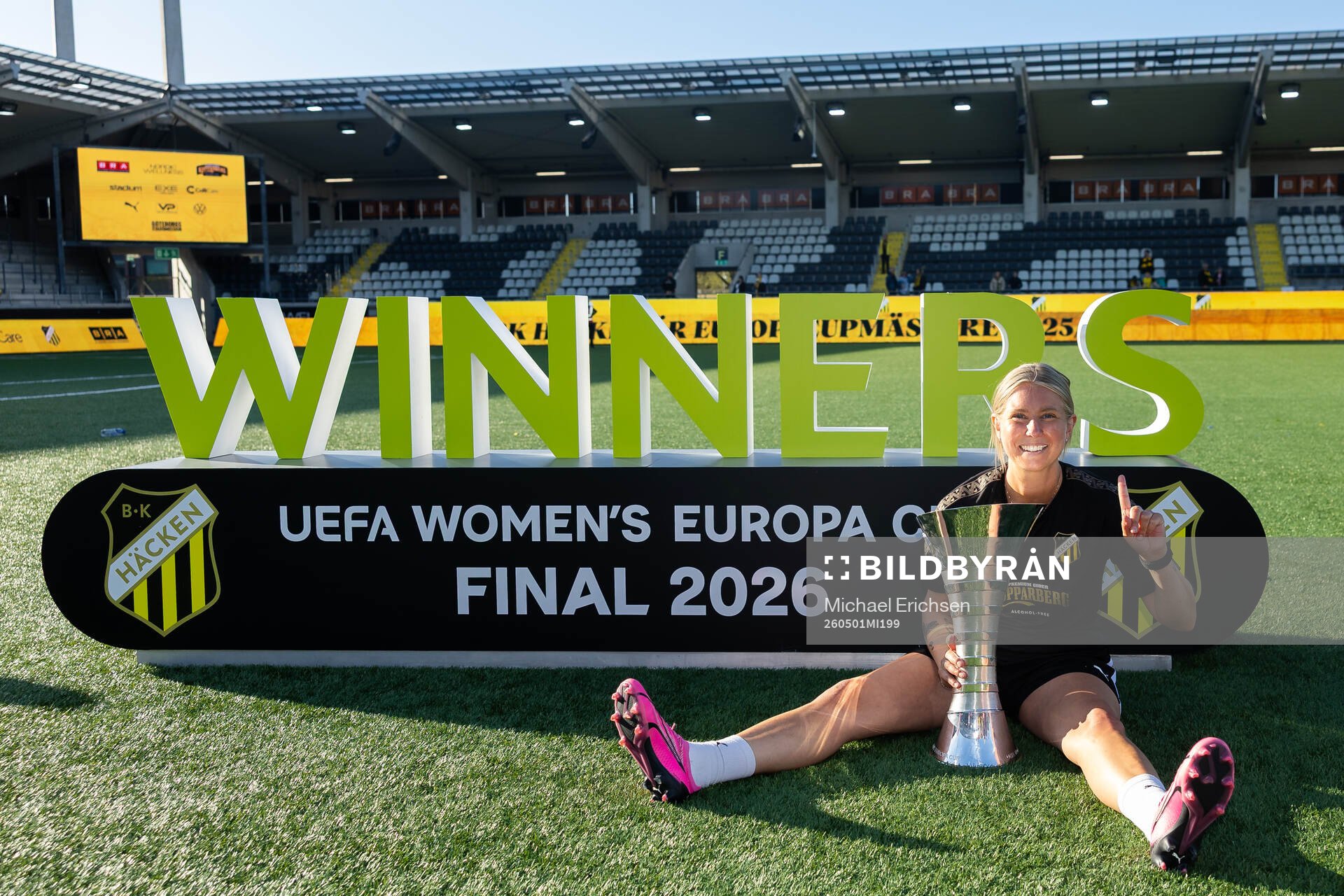 Physiotherapist Mikaela Johansson celebrate with the trophy
