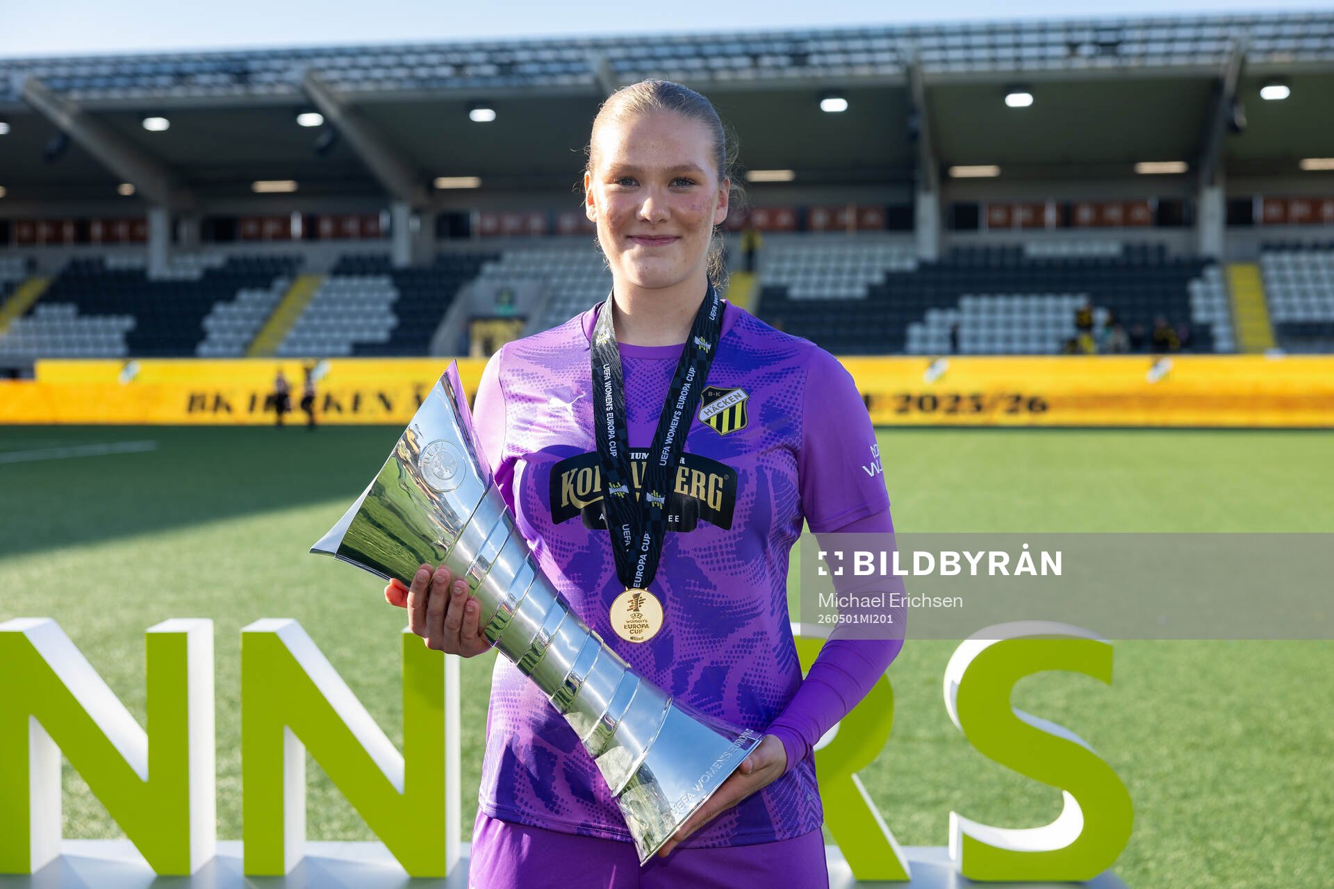 Goalkeeper Hanna Karlsson celebrate with the trophy
