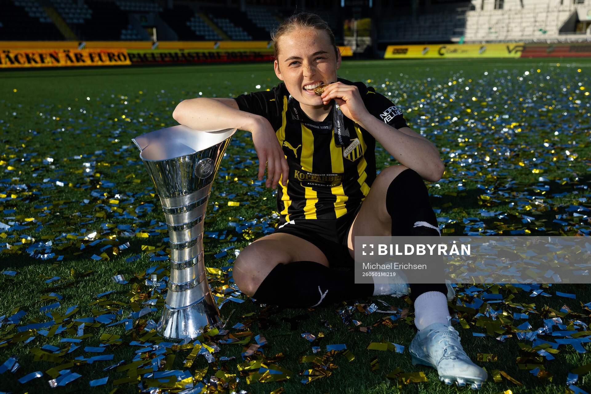 Paulina Nyström poses with the trophy