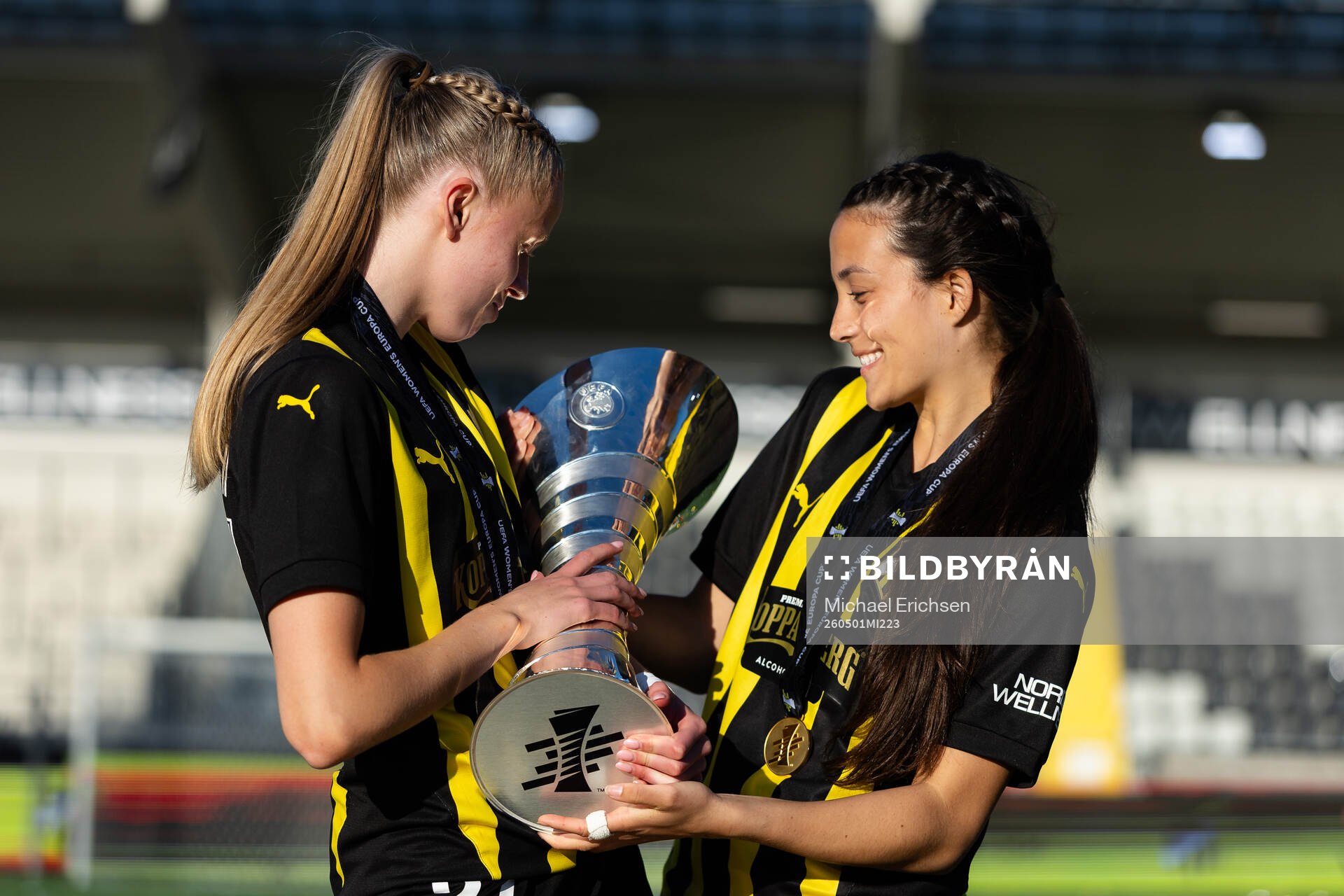 Thelma Pálmadottir and Delaney Matriano  of Häcken poses