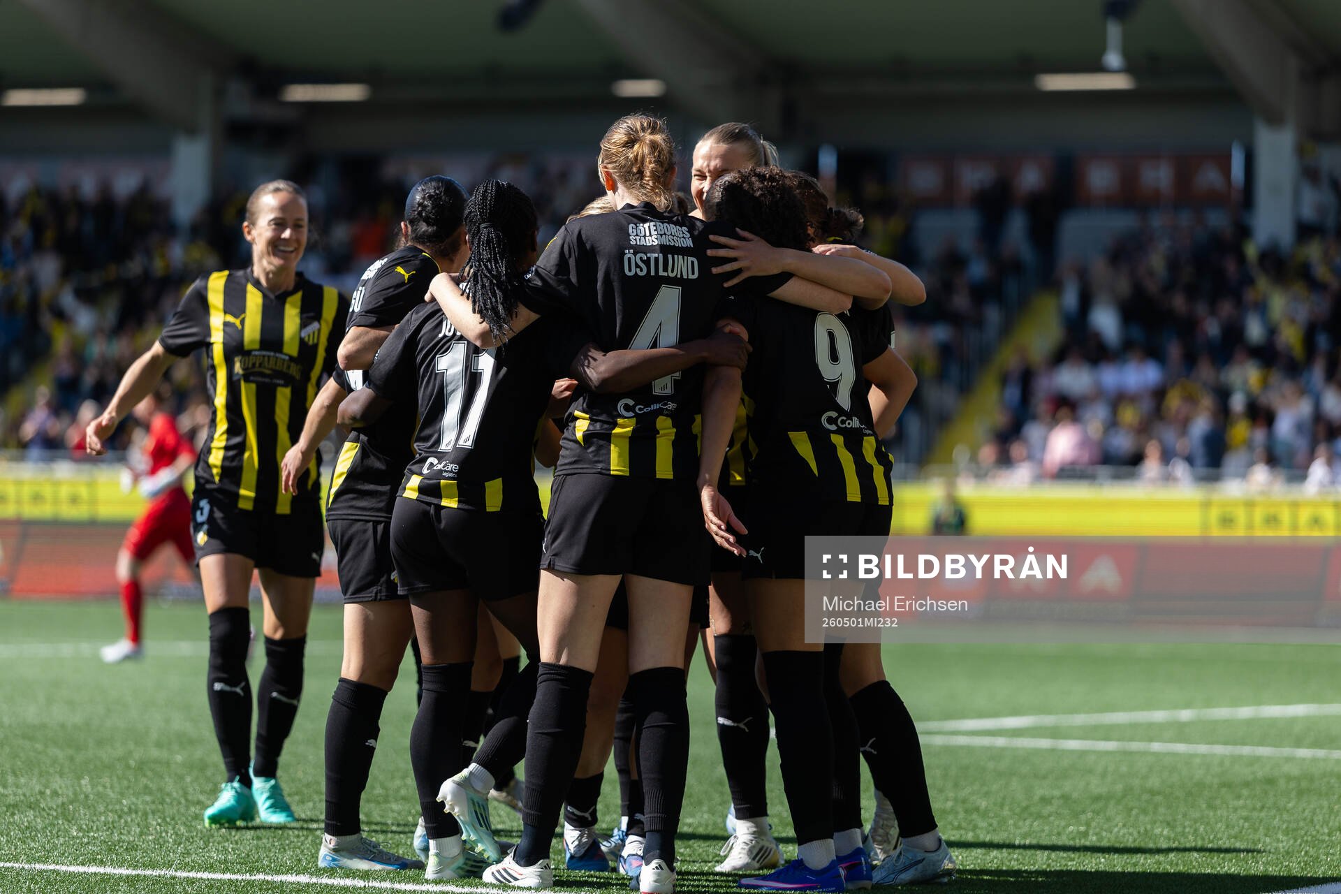 Felicia Schröder of Häcken celebrates with team mates