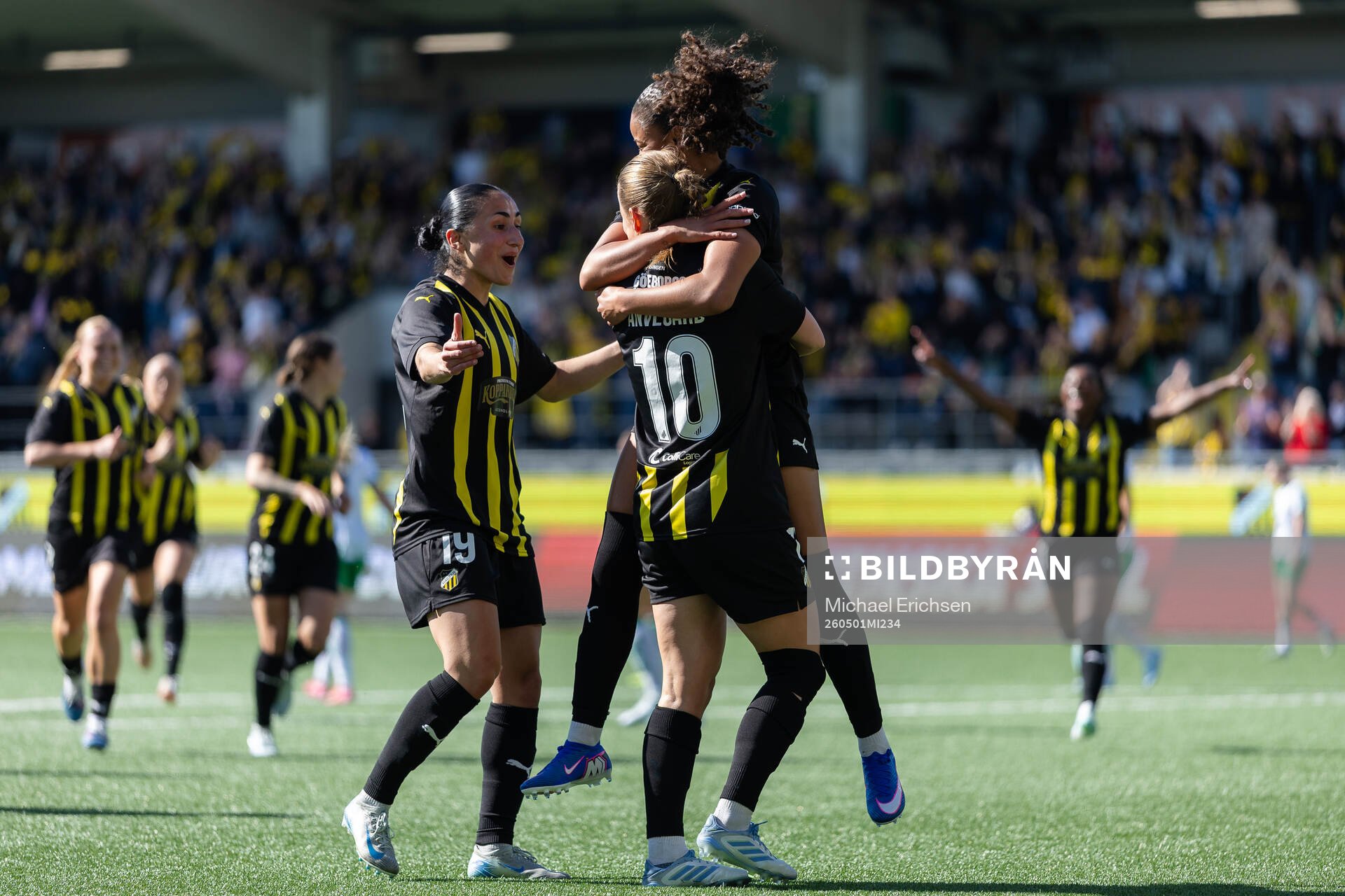 Felicia Schröder of Häcken celebrates with team mates