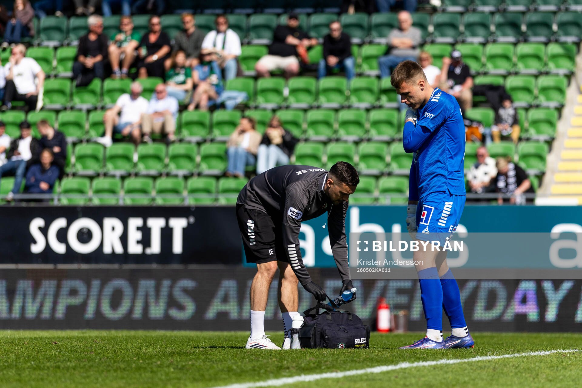 Örebros målvakt Jakub Ojrzynski får vård
