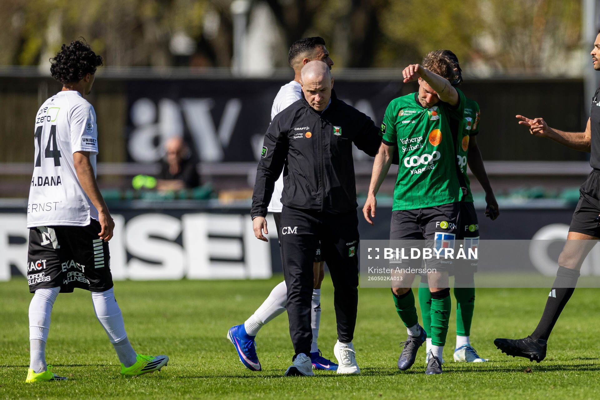 Varbergs Oliver Silverholt lämnar planen