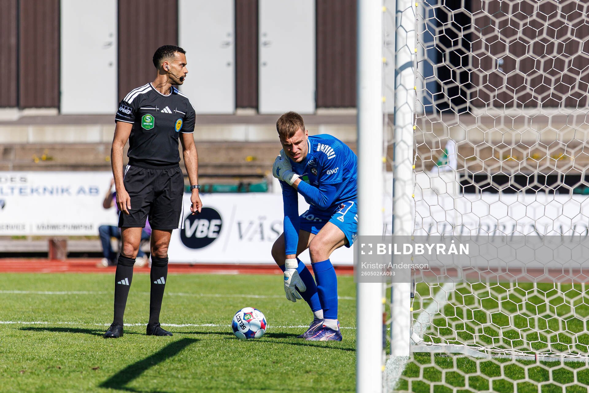Örebros målvakt Jakub Ojrzynski har ont