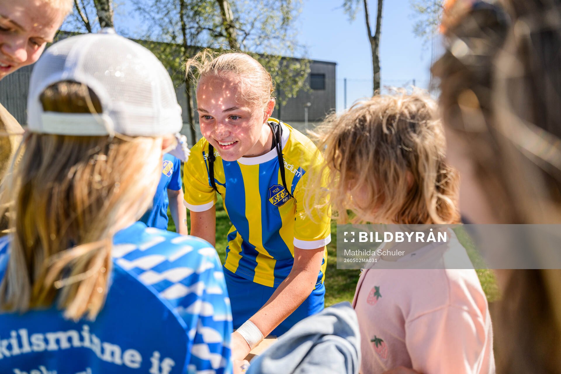 Eskilsminnes Sanna Jonhag skriver autografer