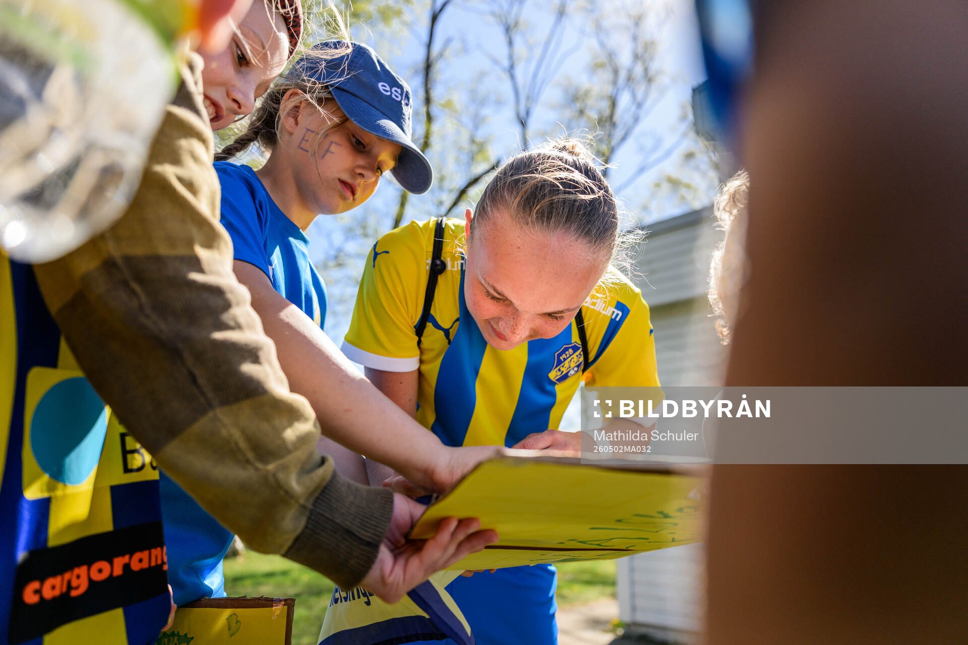 Eskilsminnes Sanna Jonhag skriver autografer