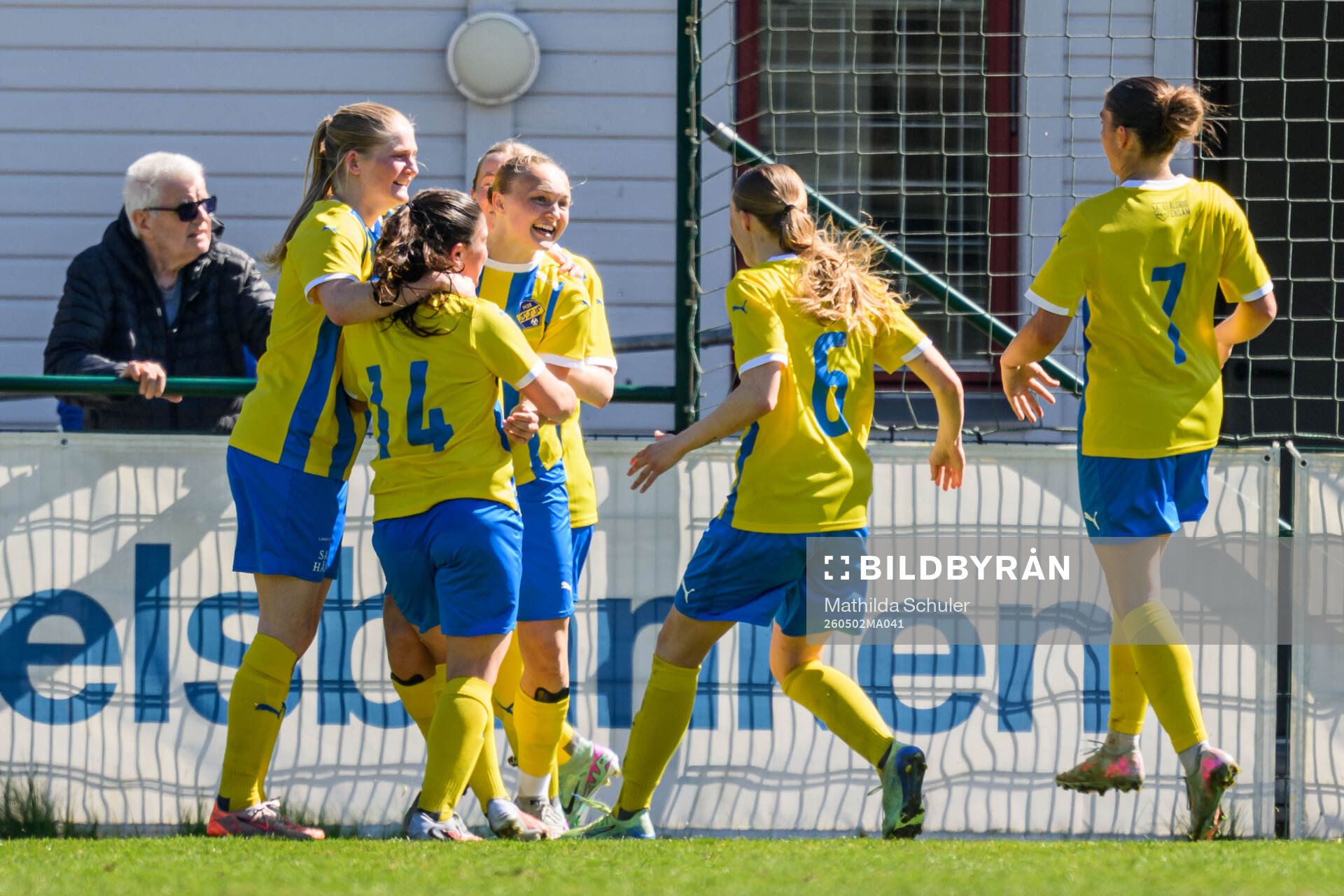Eskilsminnes Sanna Jonhag jublar med lagkamrater