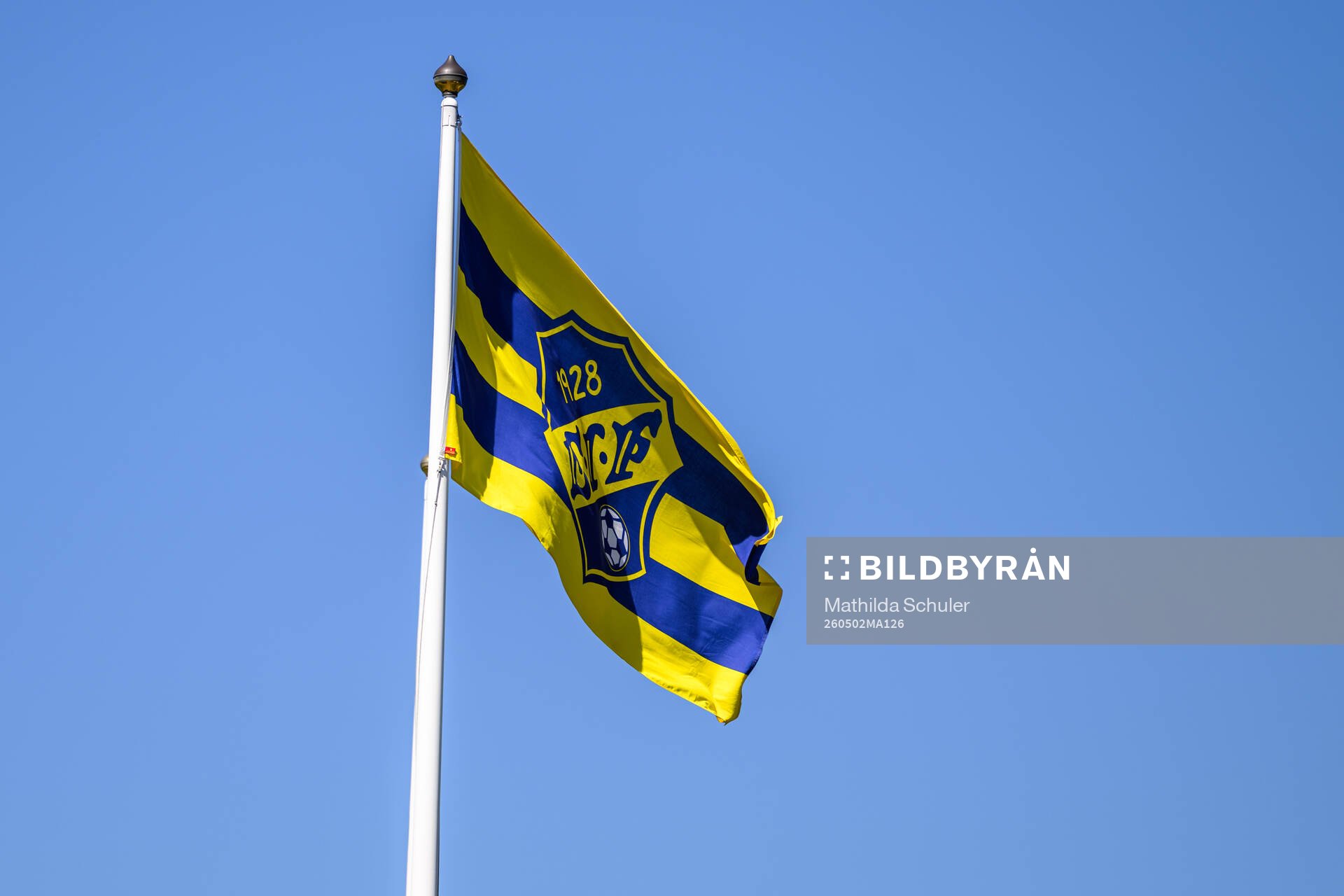 En flagga med Eskilsminnes klubbmärke
