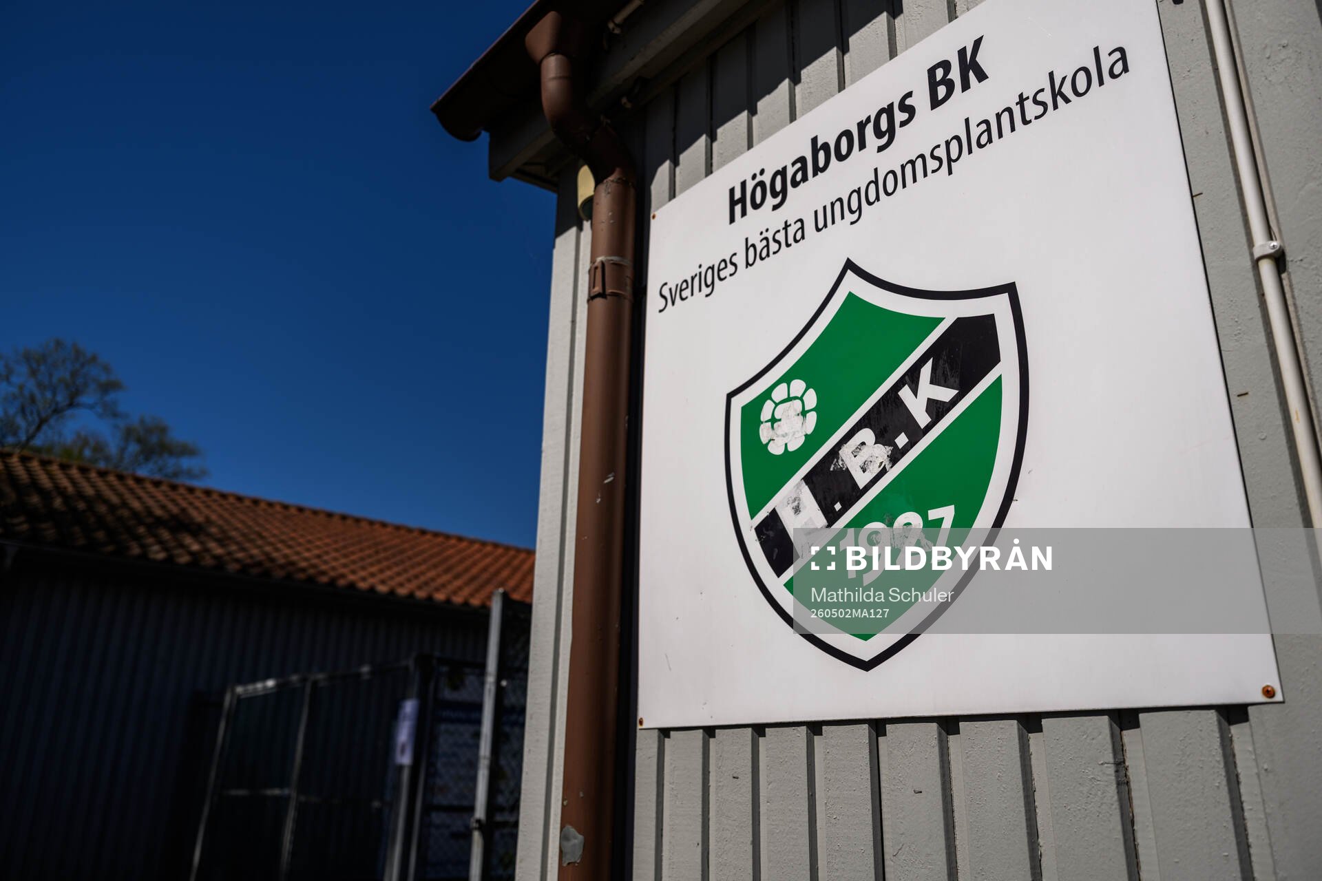 En skylt med Högaborgs klubbmärke