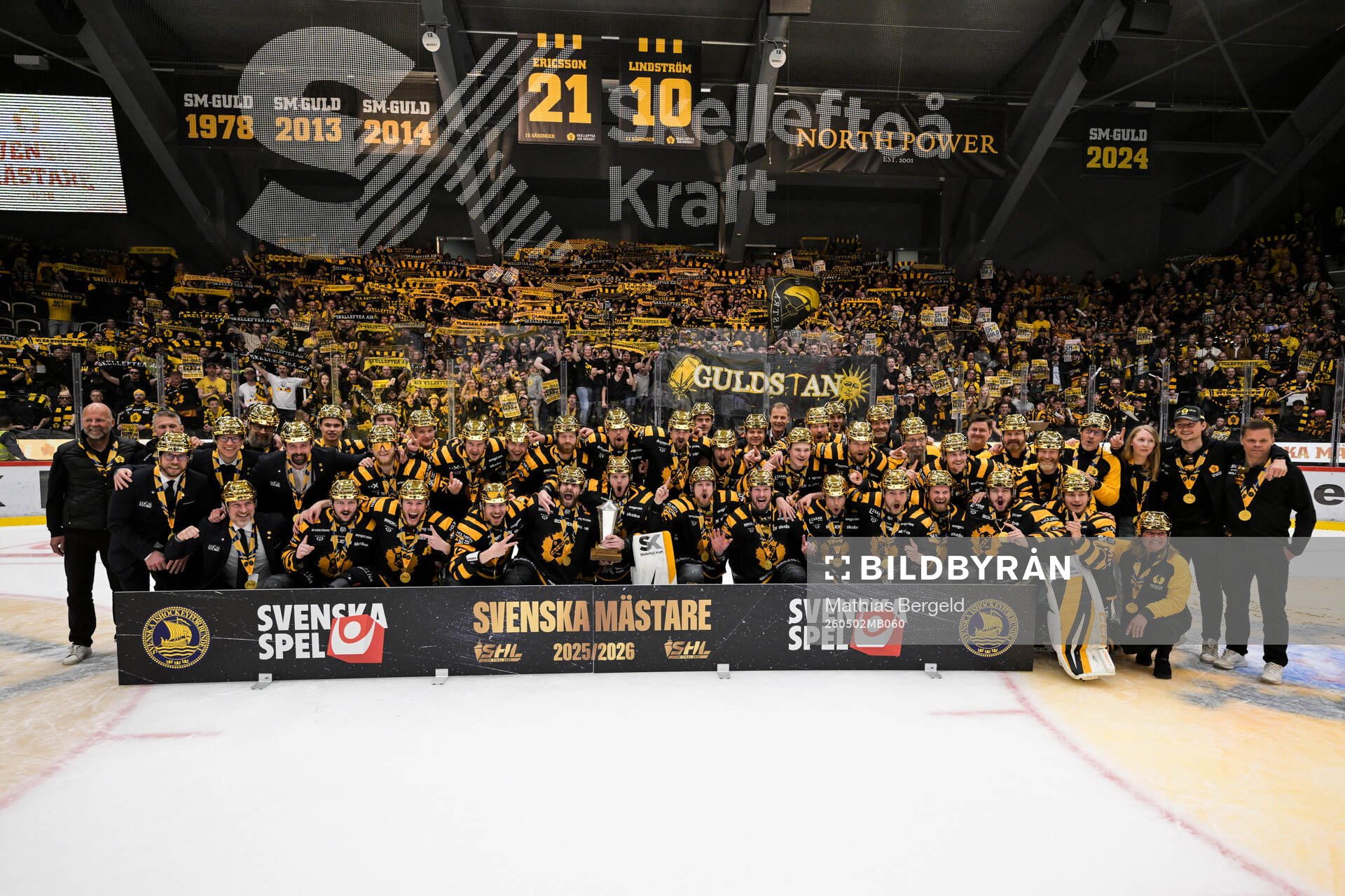 Skellefteås spelare jublar med pokalen