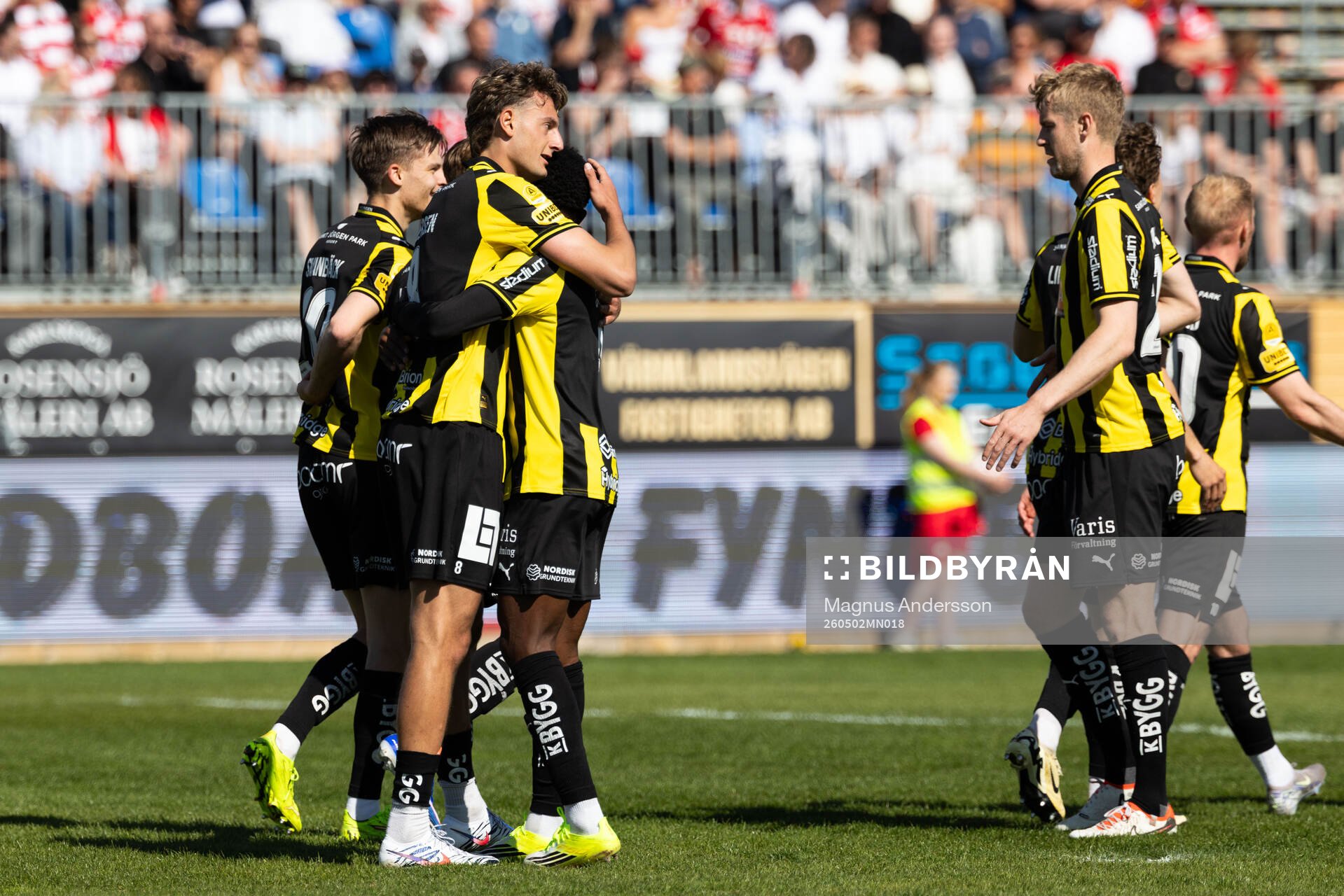 Häckens Silas Andersen jublar med lagkamrater