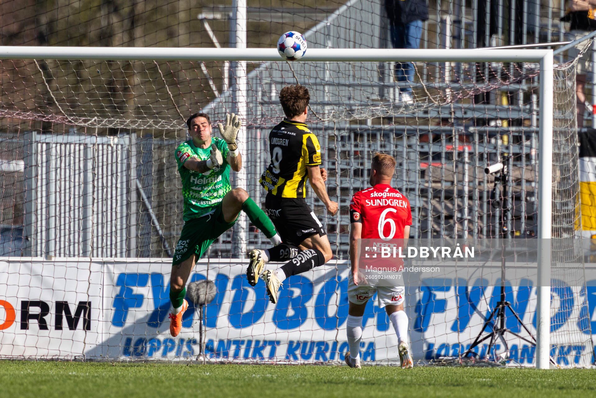 Degerfors Matvei Igonen ochHäckens Gustav Lindgren