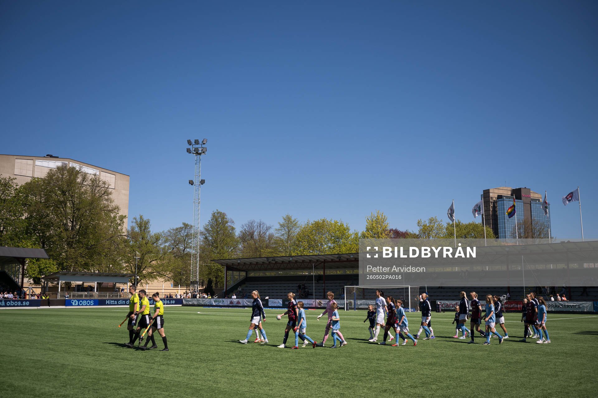 Malmö FFs och Rosengårds spelare gör entré