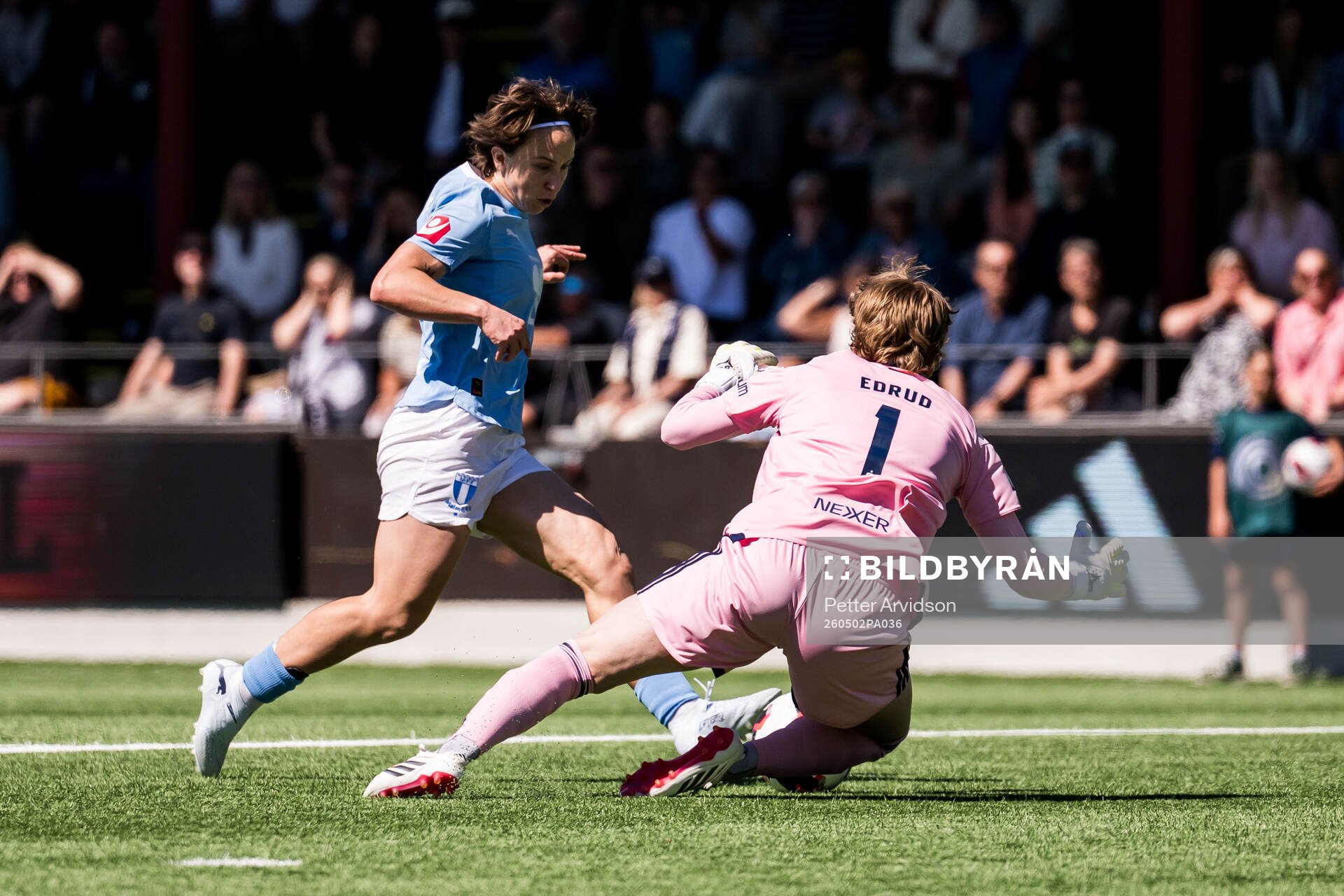 Malmö FFs Miljana Ivanovic och Rosengårds målvakt Moa