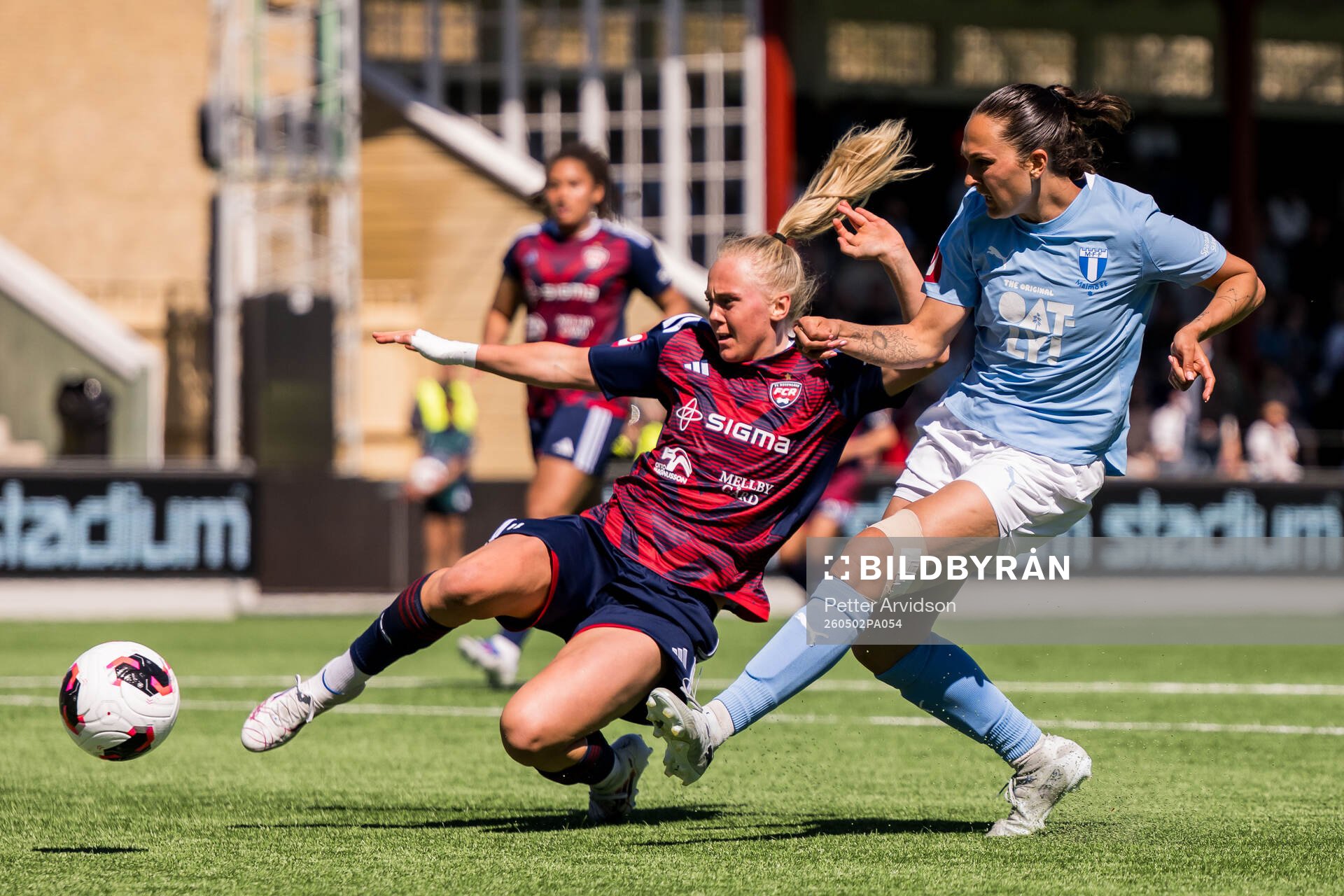 Rosengårds Molly Johansson och Malmö FFs Isabella D'Aquila