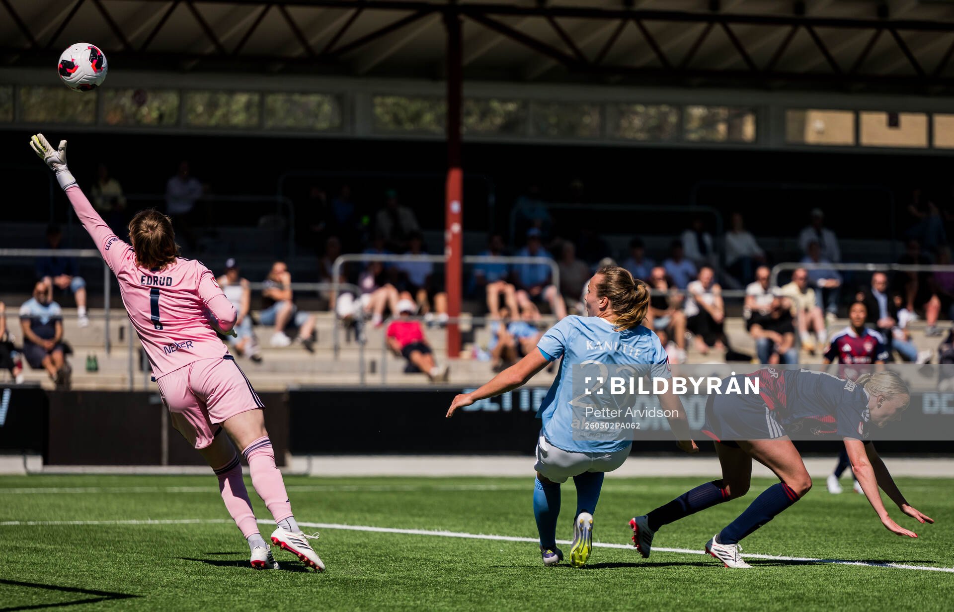 Malmö FFs Sara Kanutte gör mål på Rosengårds målvakt