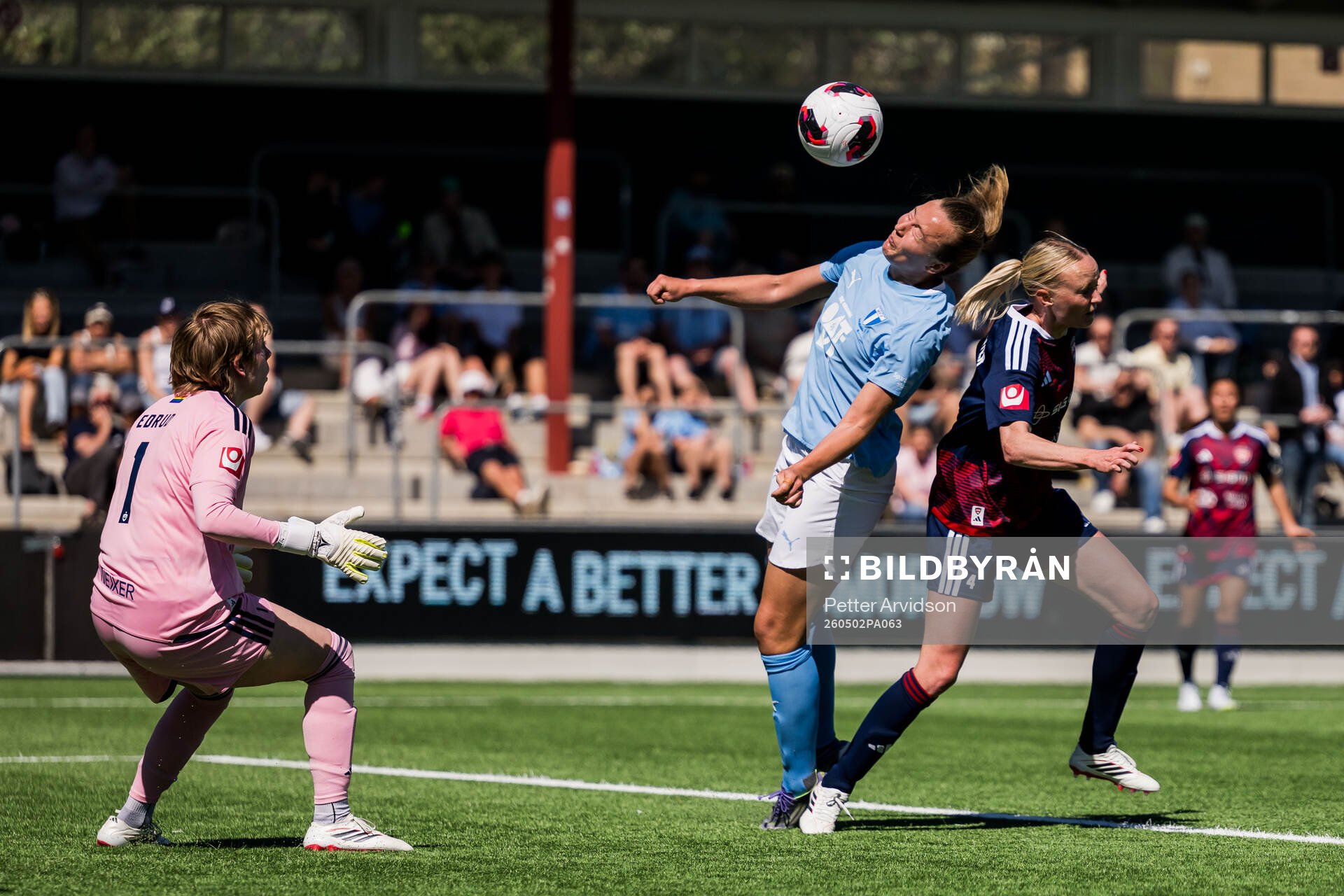 Malmö FFs Sara Kanutte gör mål på Rosengårds målvakt