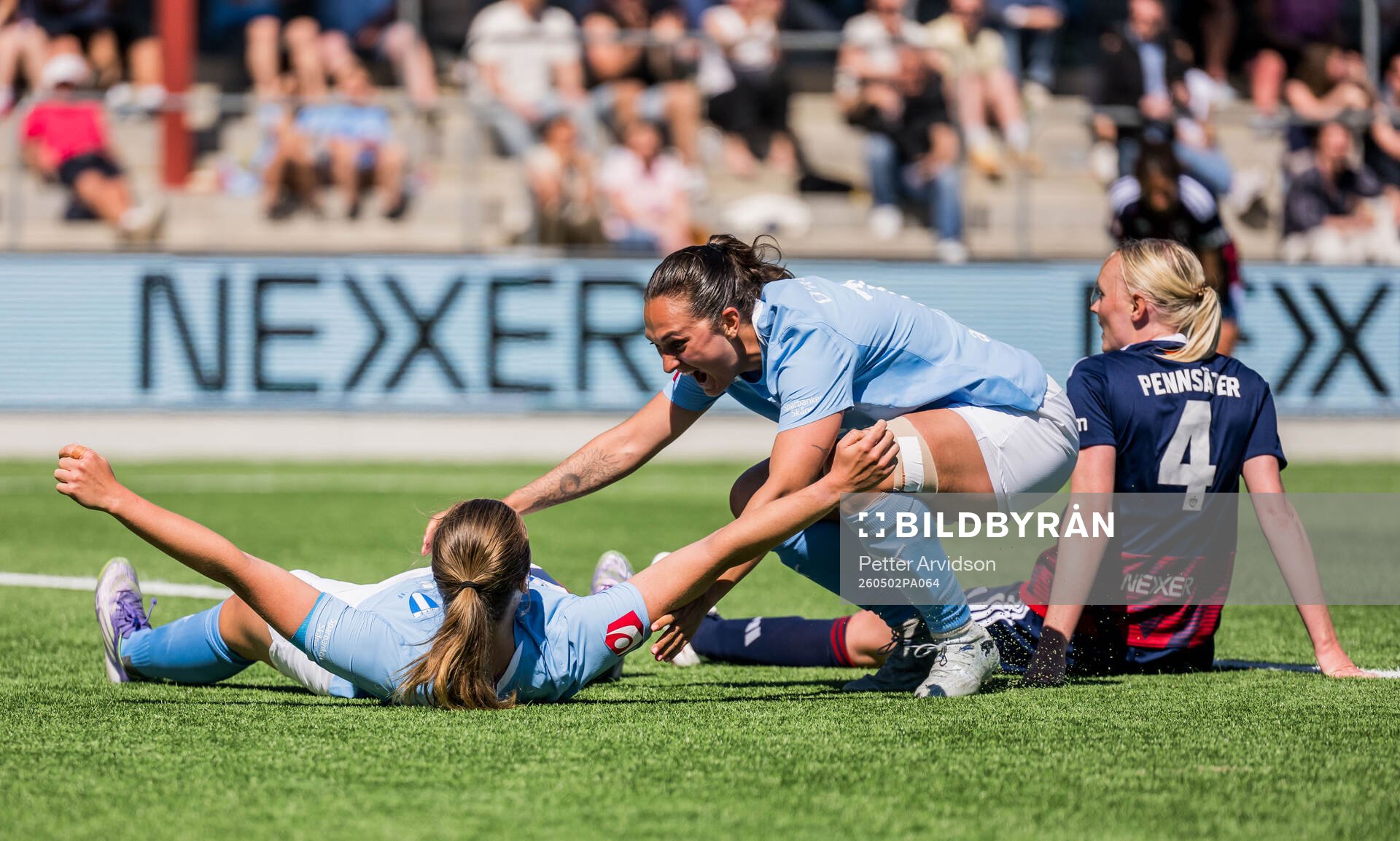 Malmö FFs Sara Kanutte och Isabella D'Aquila jublar