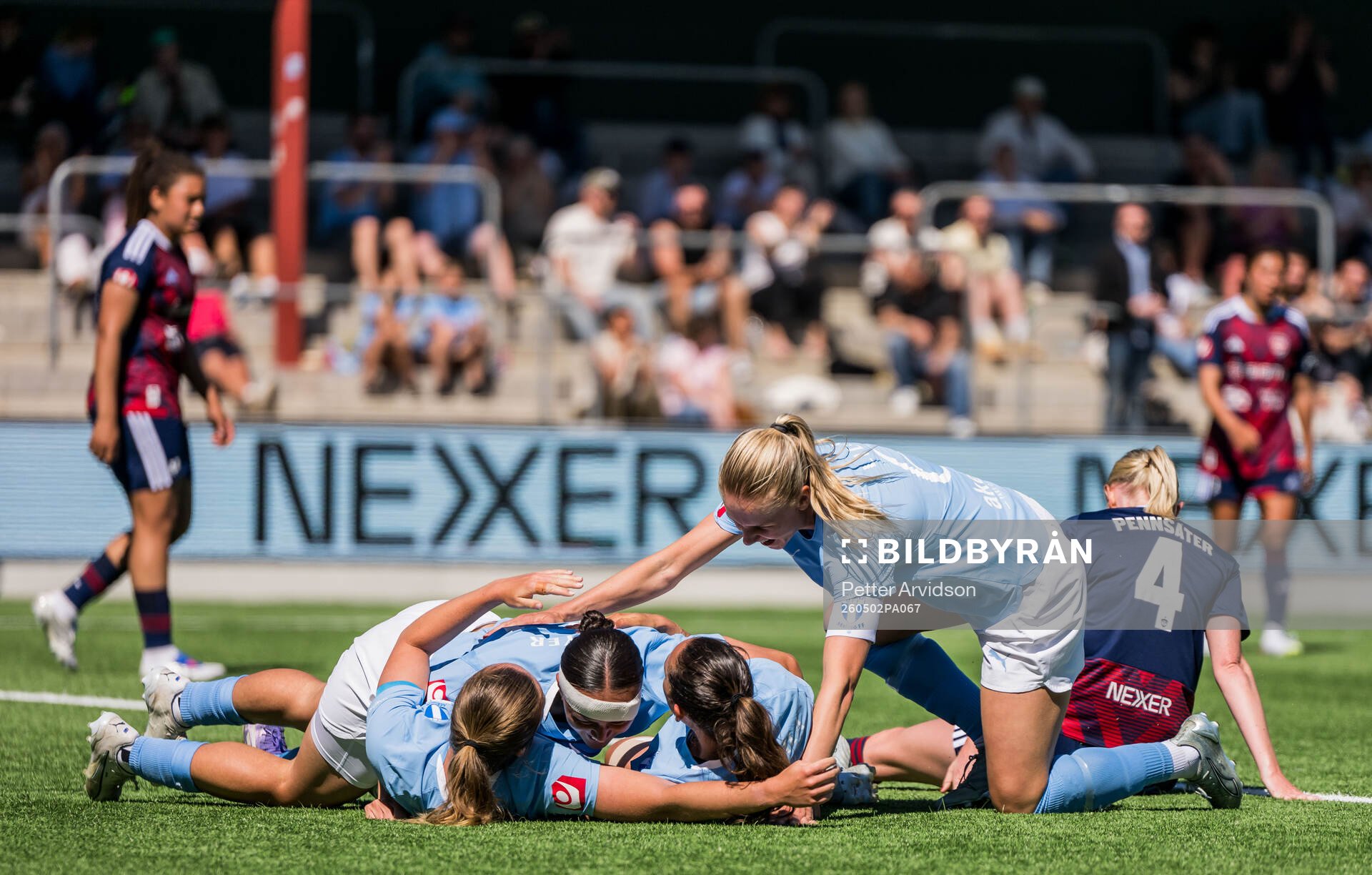 Malmö FFs Sara Kanutte och Nellie Lilja jublar