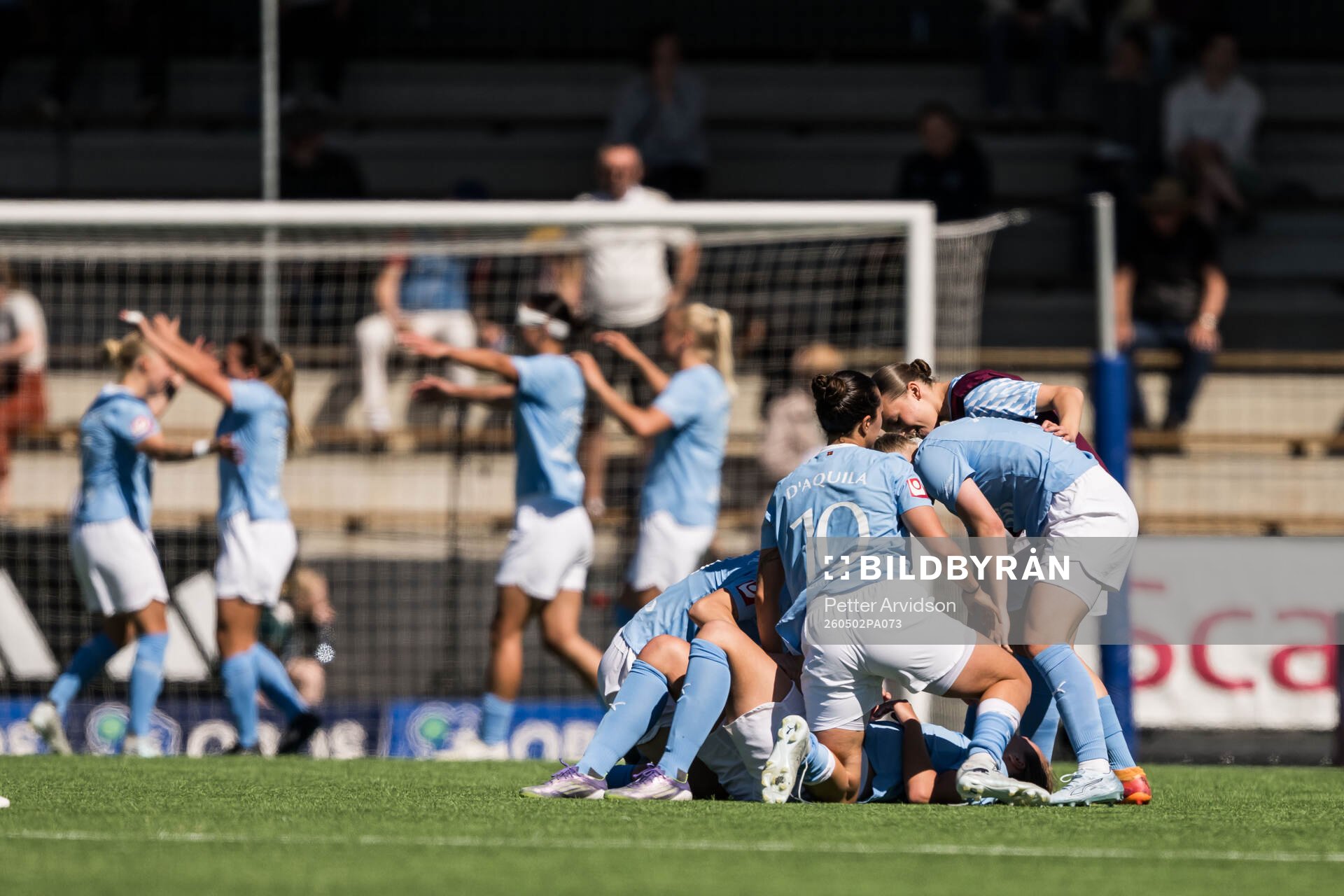 Malmö FFs Sara Kanutte och Isabella D'Aquila jublar