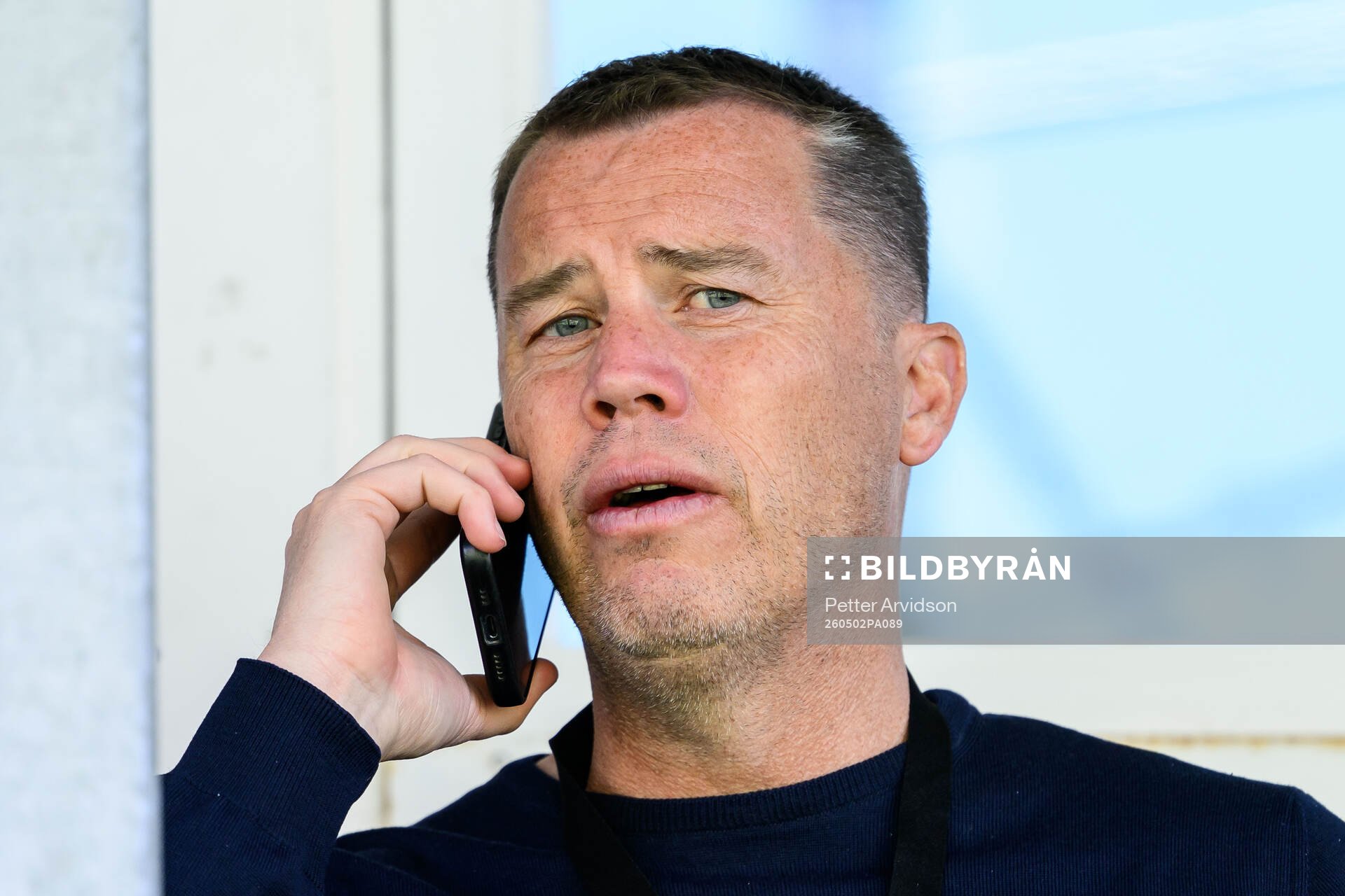 Malmö FFs fotbollschef Daniel Andersson pratar i telefon