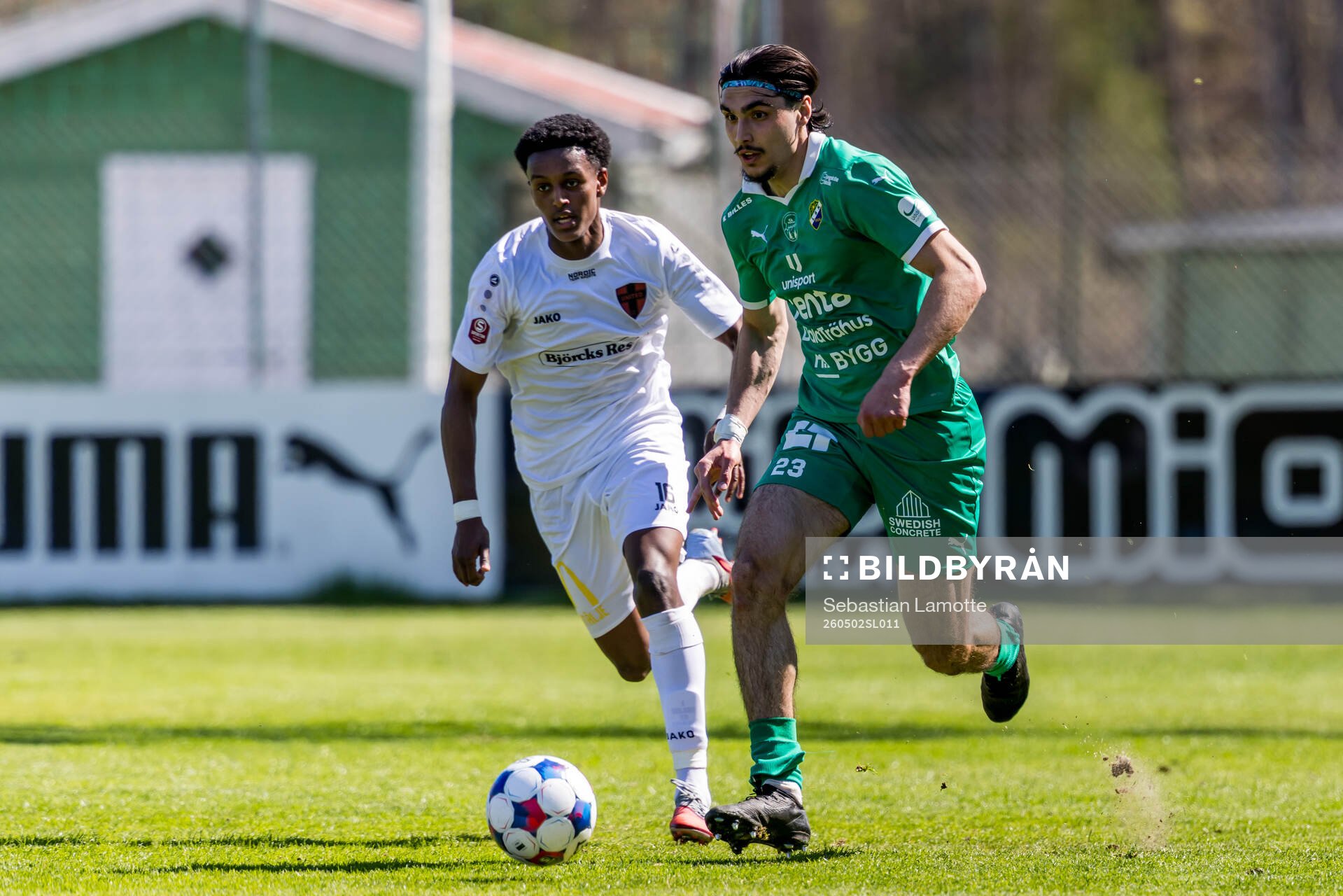 Nordic Uniteds Nhome Daneyl och Ljungskiles Mehmet Uzel