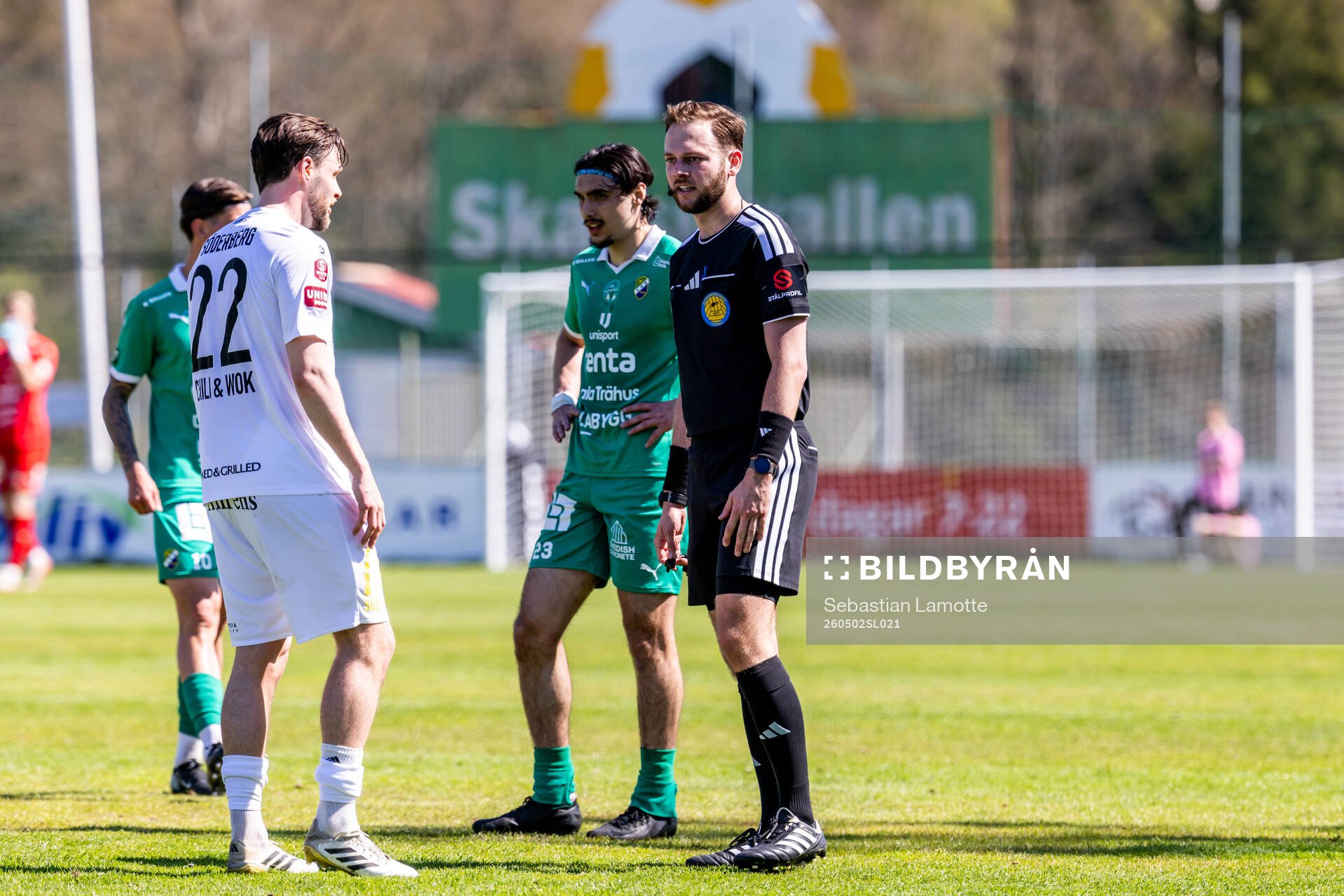 Nordic Uniteds Niklas Söderberg pratar med domaren Max