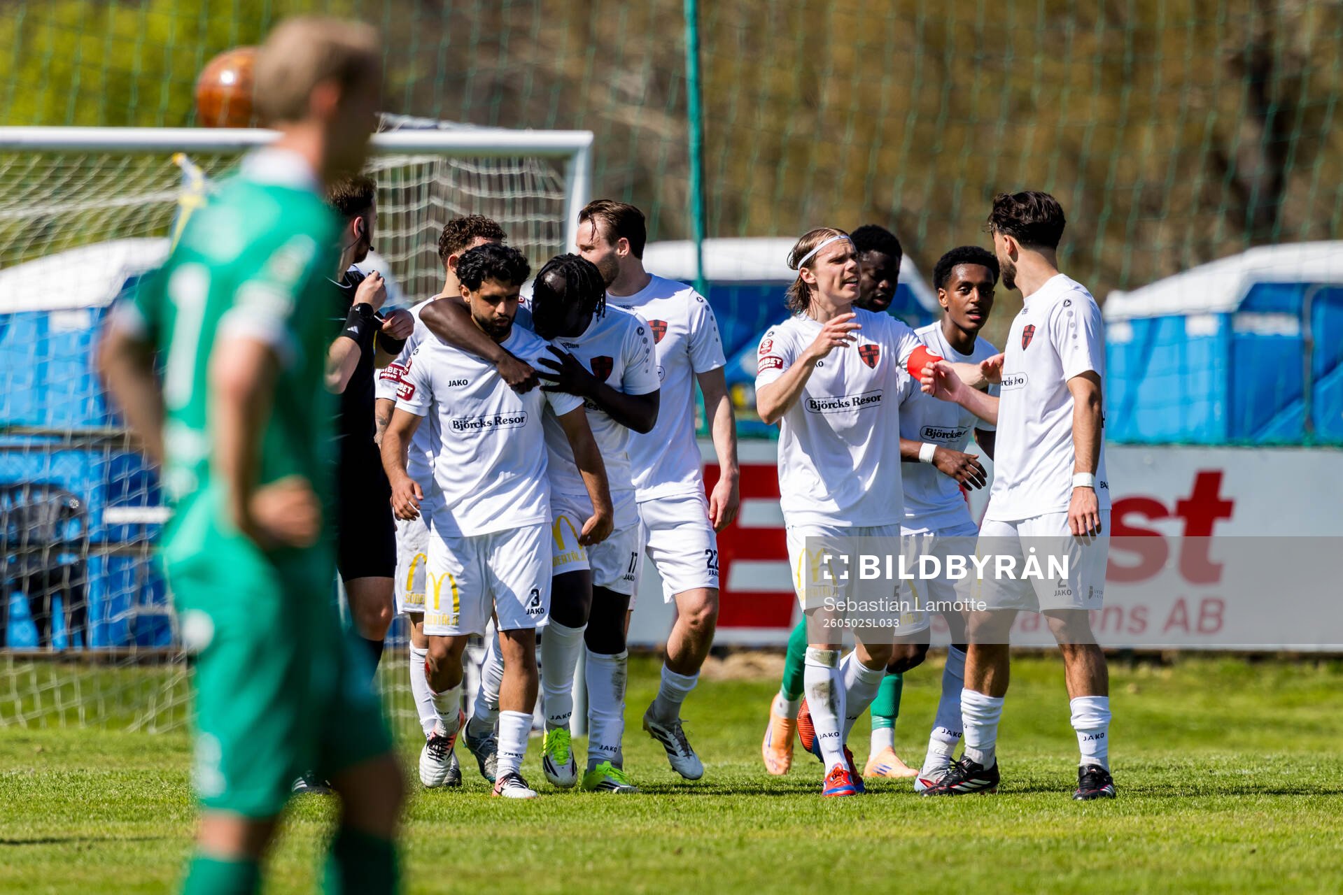 Nordic Uniteds Aziz Harabi jublar med lagkamrater