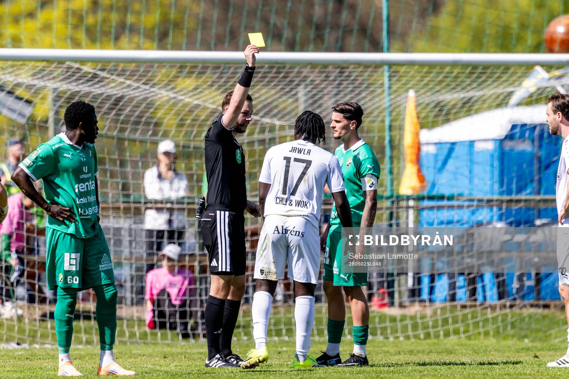 Domare Max Persson gerNordic Uniteds Kalipha Jawla gult kort