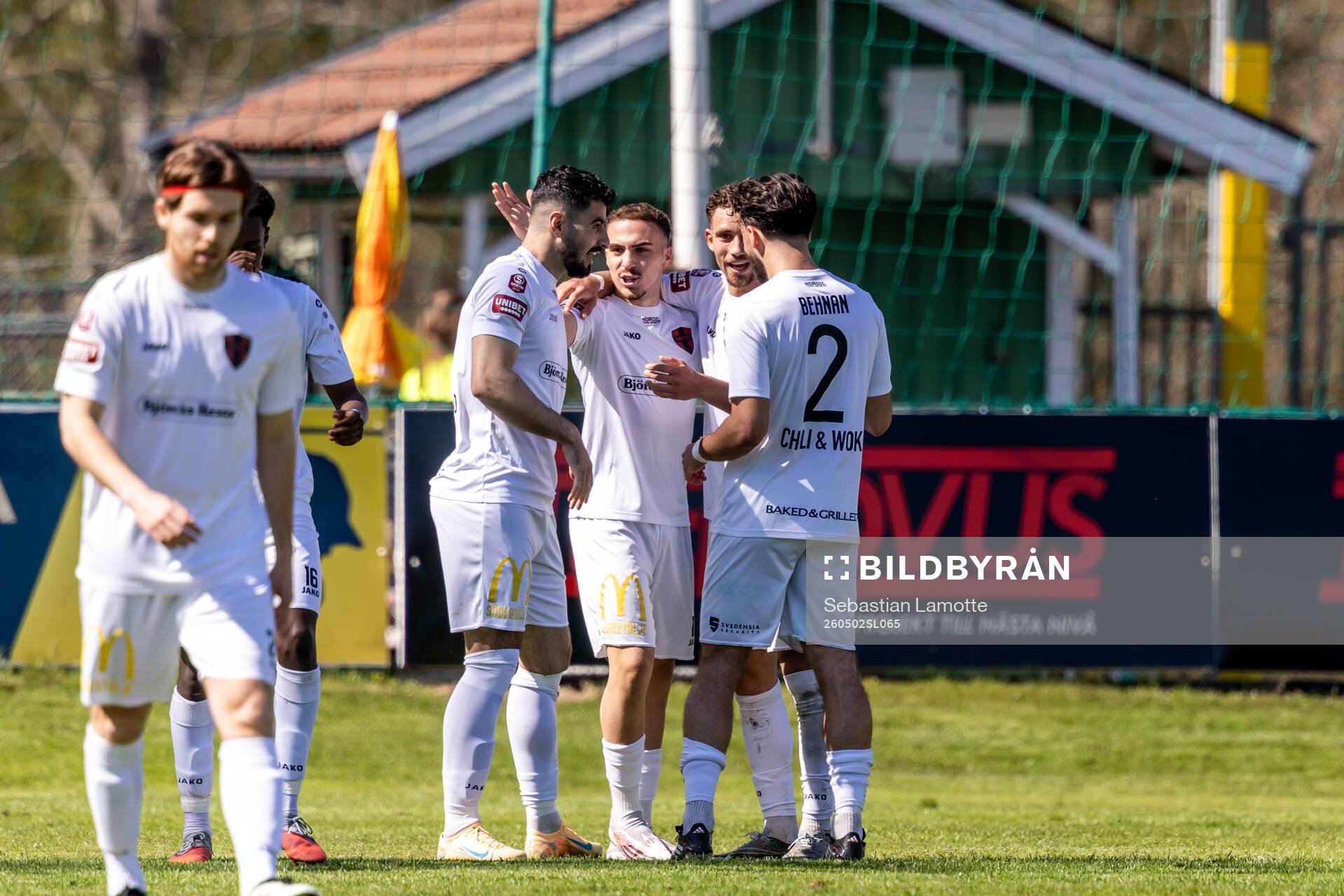 Nordic Uniteds Aziz Harabi har gjort 0-1 och jublar , jubel