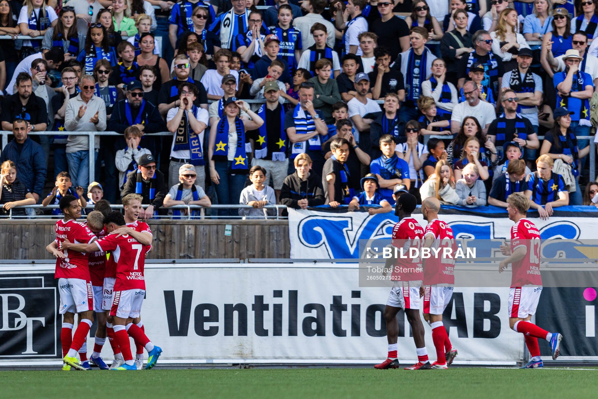 Kalmars Rony Jansson jublar med lagkamrater