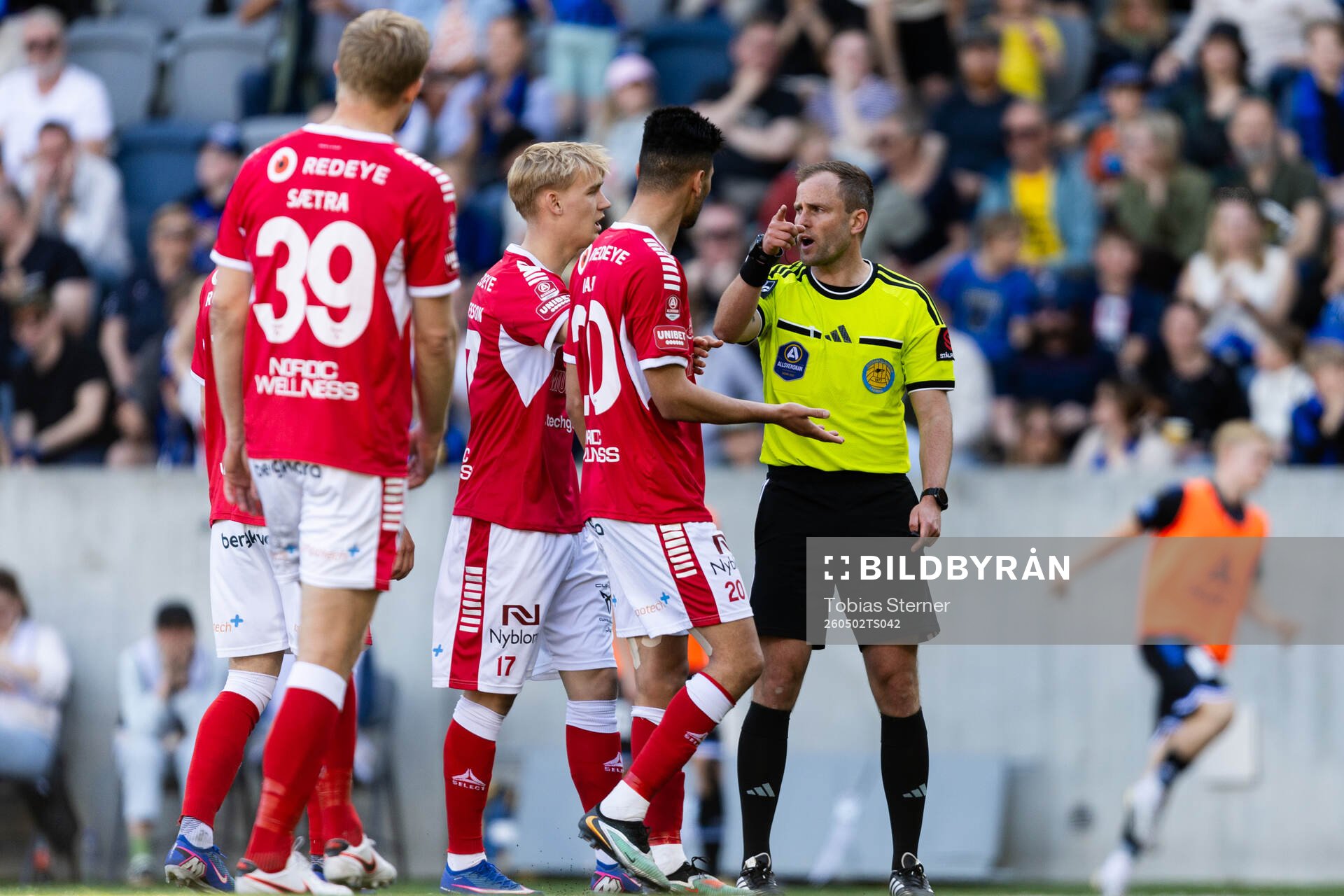 Domare Richard Sundell diskuterar med Kalmars spelare