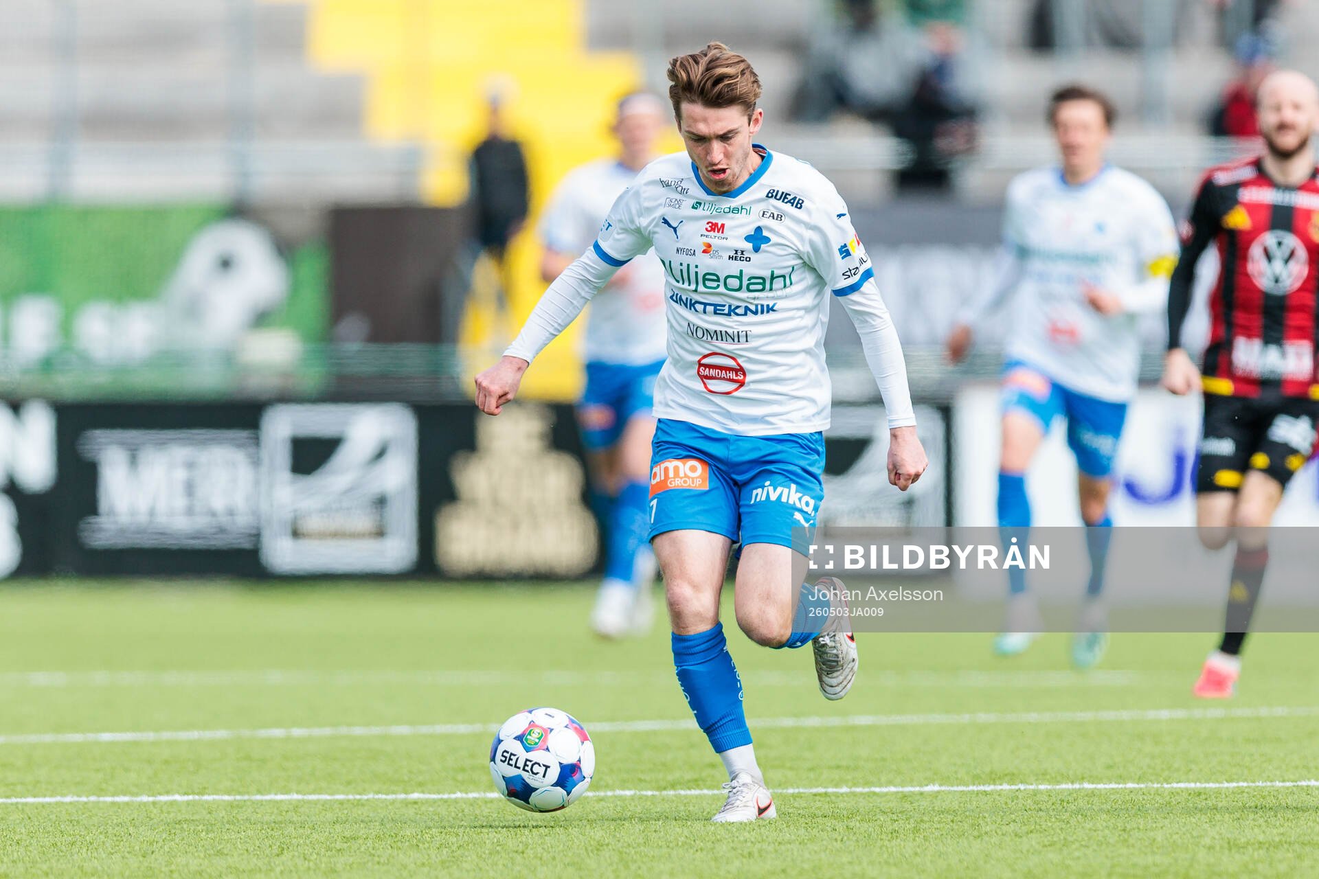 IFK Värnamos Carl Johansson nder fotbollsmatchen i