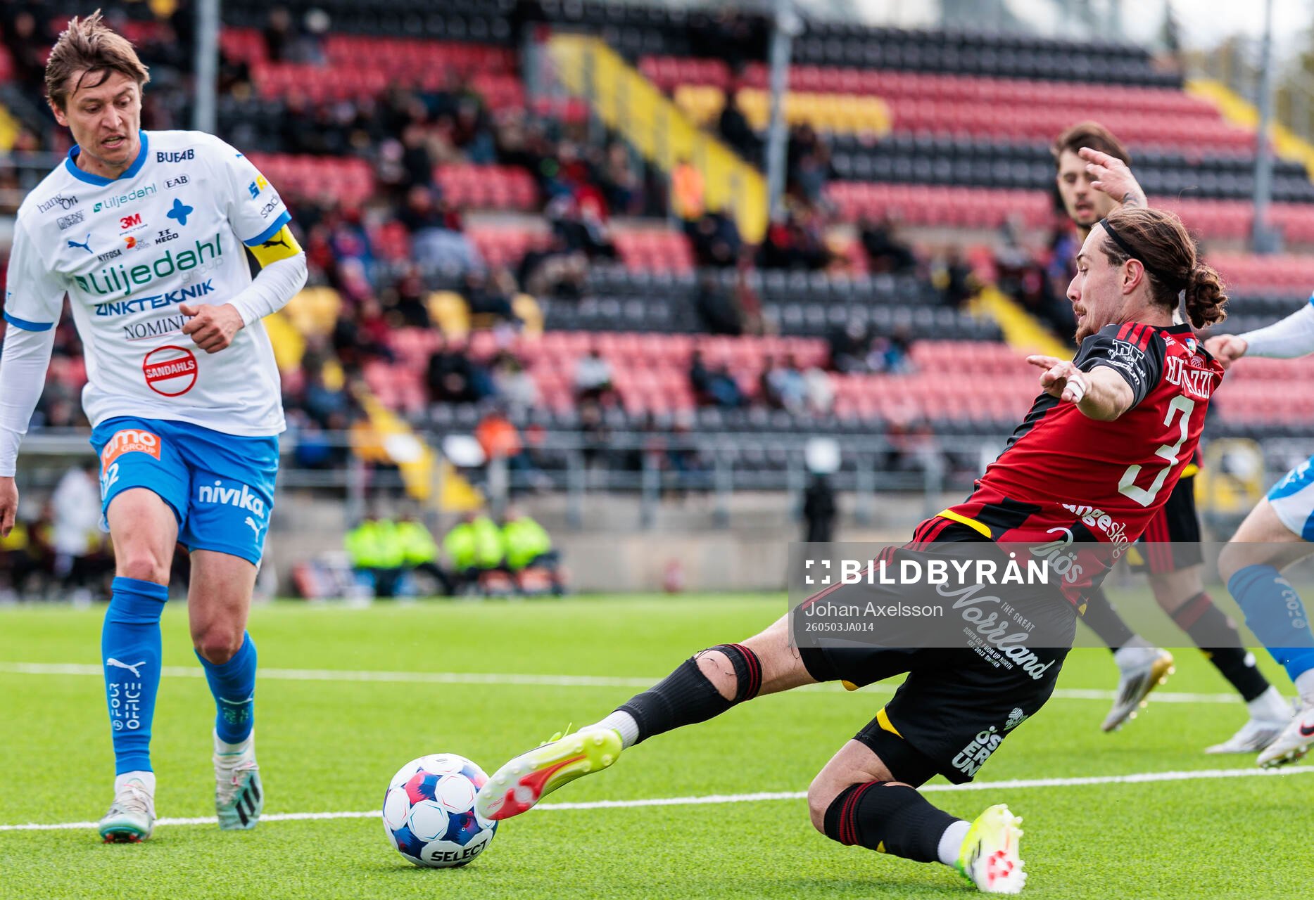 IFK Värnamos Simon Thern och Östersunds Hugo Azzi