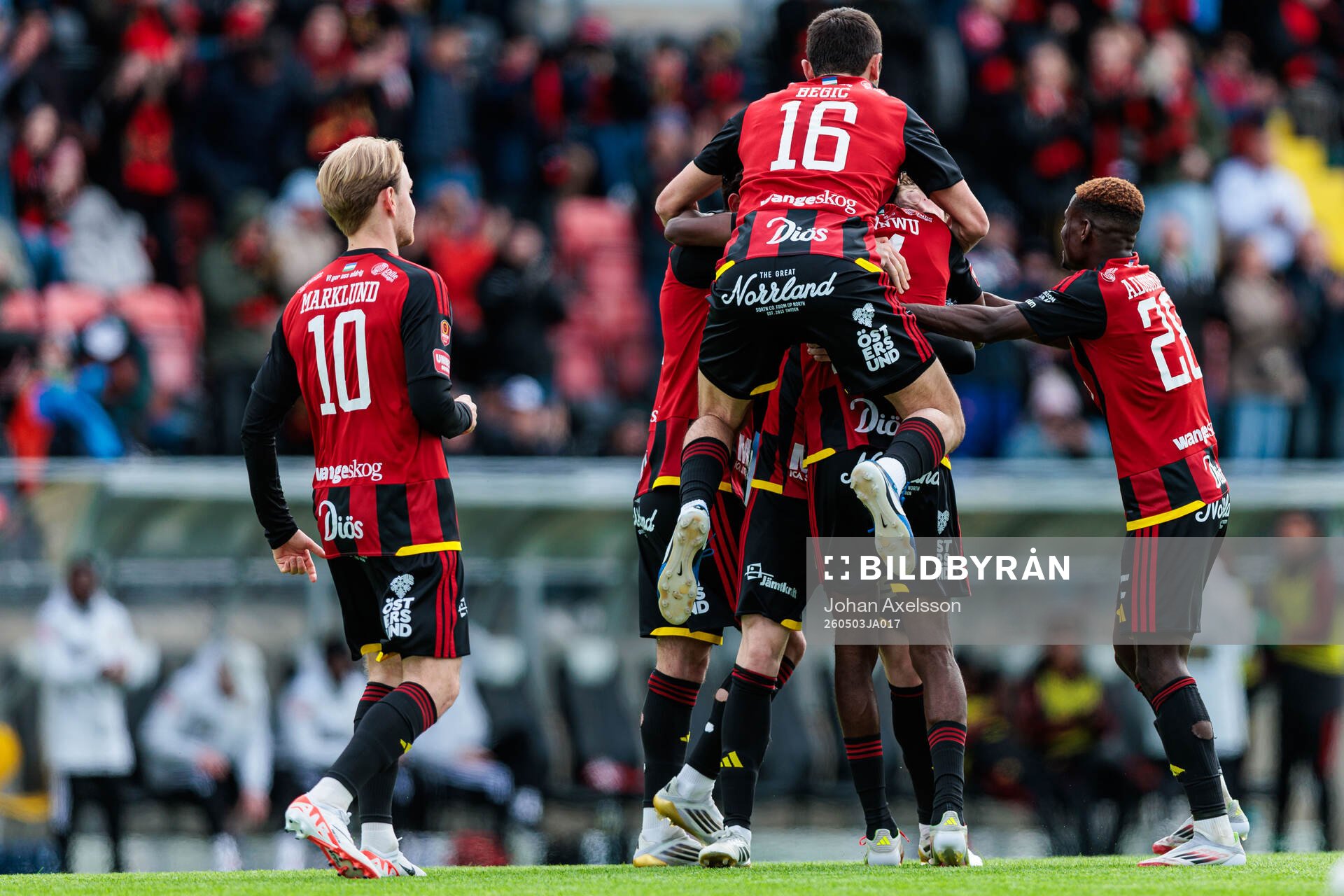 i260503 Östersunds Abel Stensrud jublar med lagkamrater