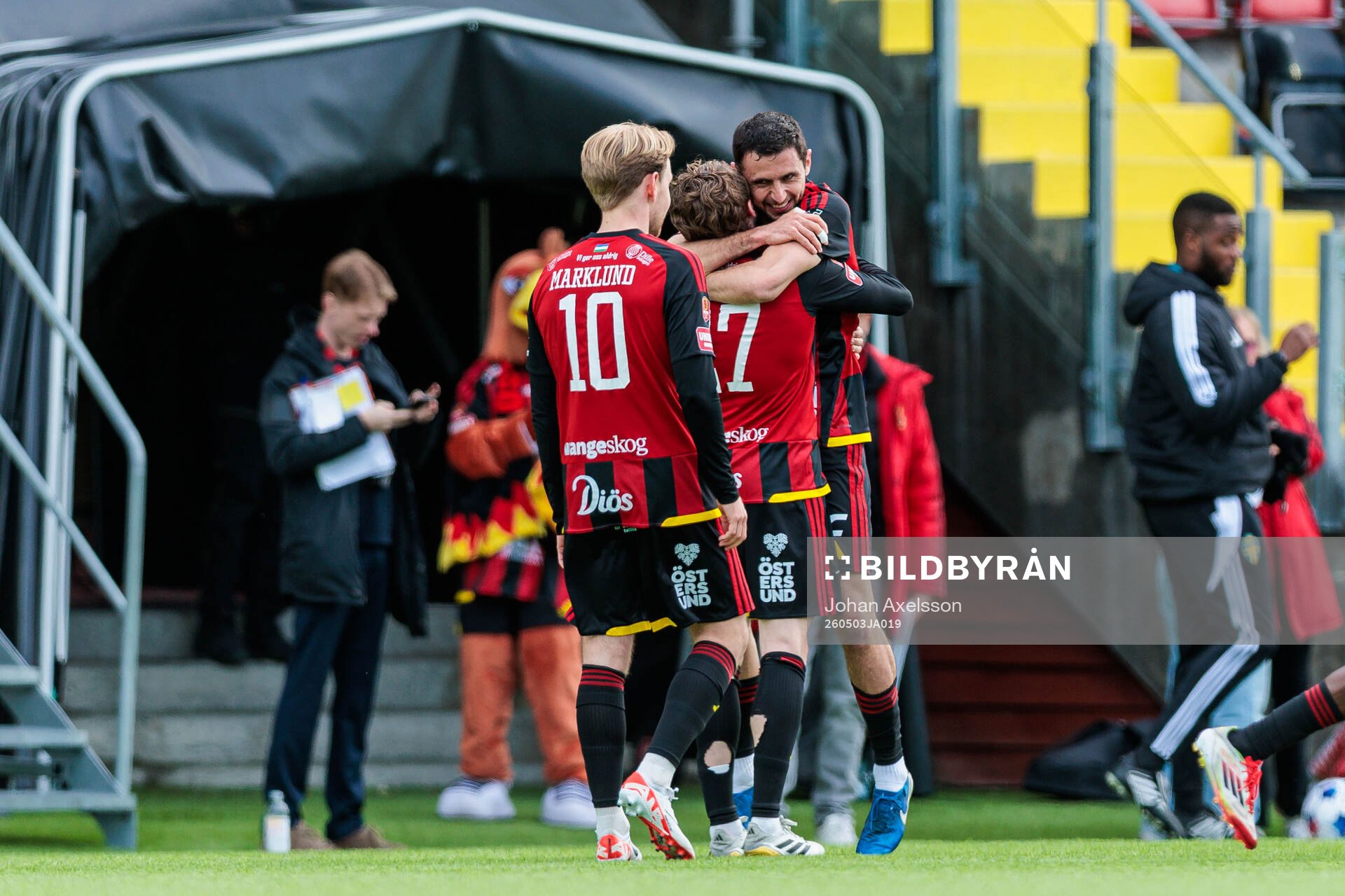 Östersunds Amar Begic och Curtis Edwards jublar
