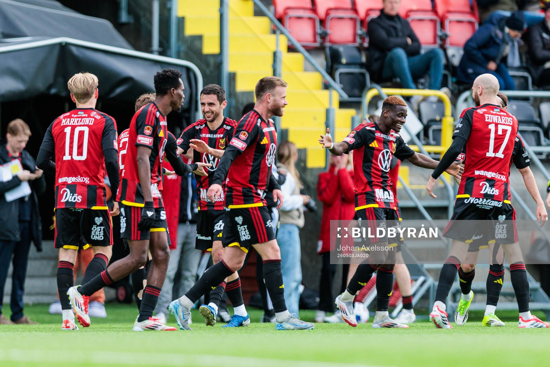 Östersunds Amar Begic jublar med lagkamrater