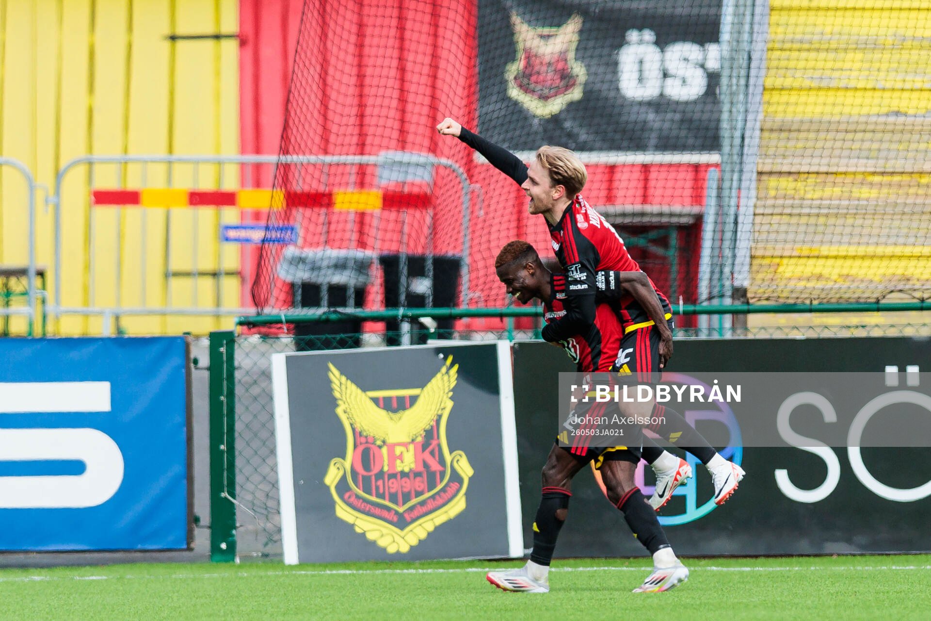 Östersunds Yannick Adjoumani och Simon Marklund jublar