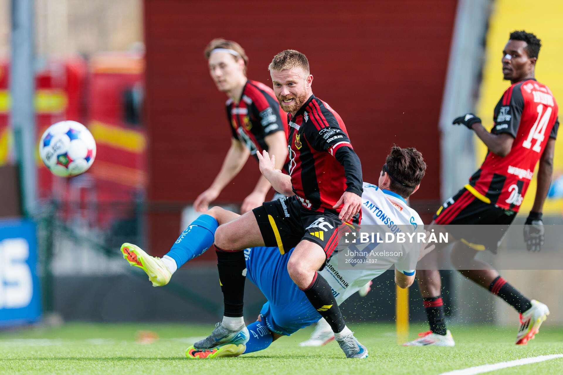 Östersunds Dennis Widgren och IFK Värnamos Marcus
