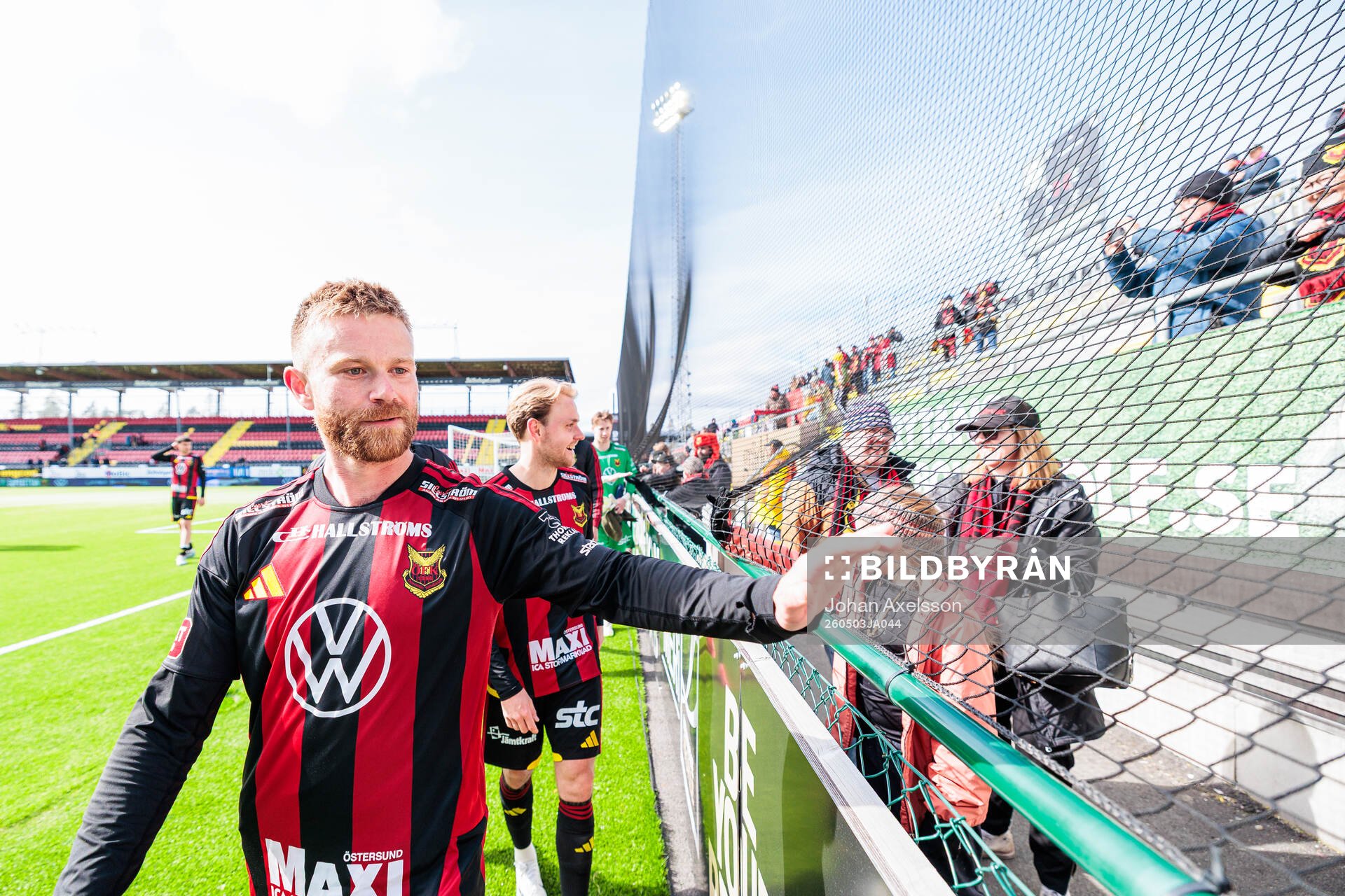 Östersunds Dennis Widgren tackar fansen eftet