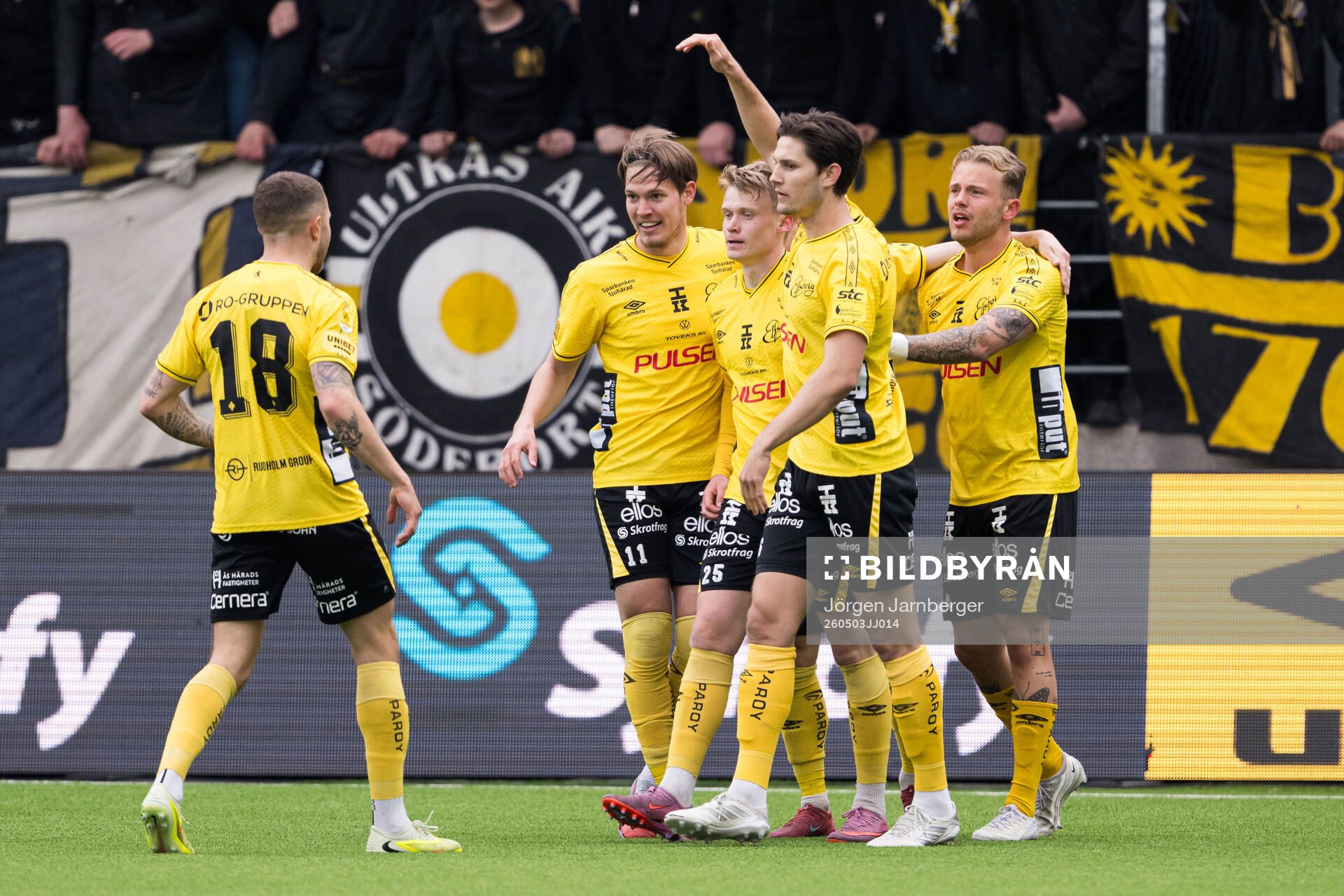 Elfsborgs Ari Sigurpálsson jublar med Taylor Silverholt