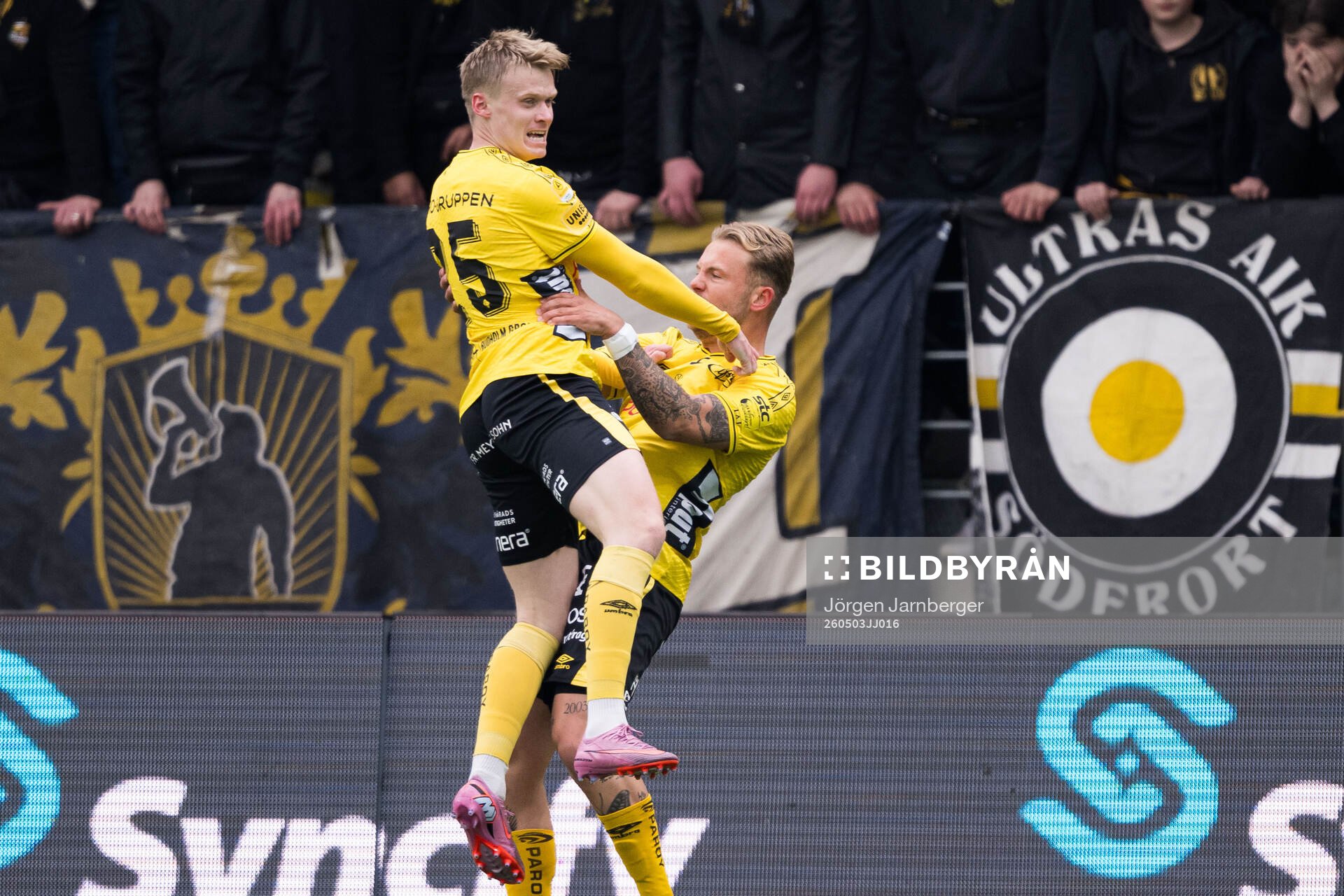 Elfsborgs Ari Sigurpálsson och Frederik Ihler jublar