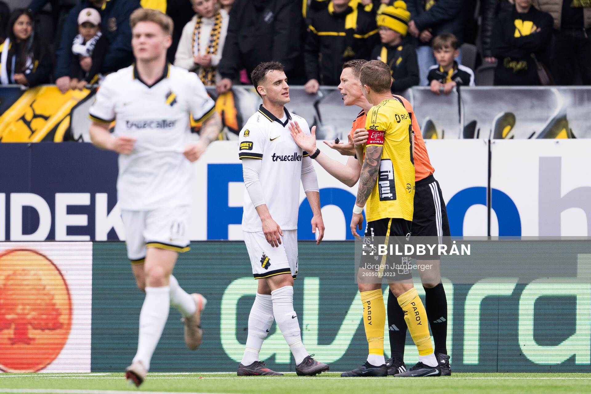 Domare Oscar Johnson i samtal med AIKs Áron Csongvai och