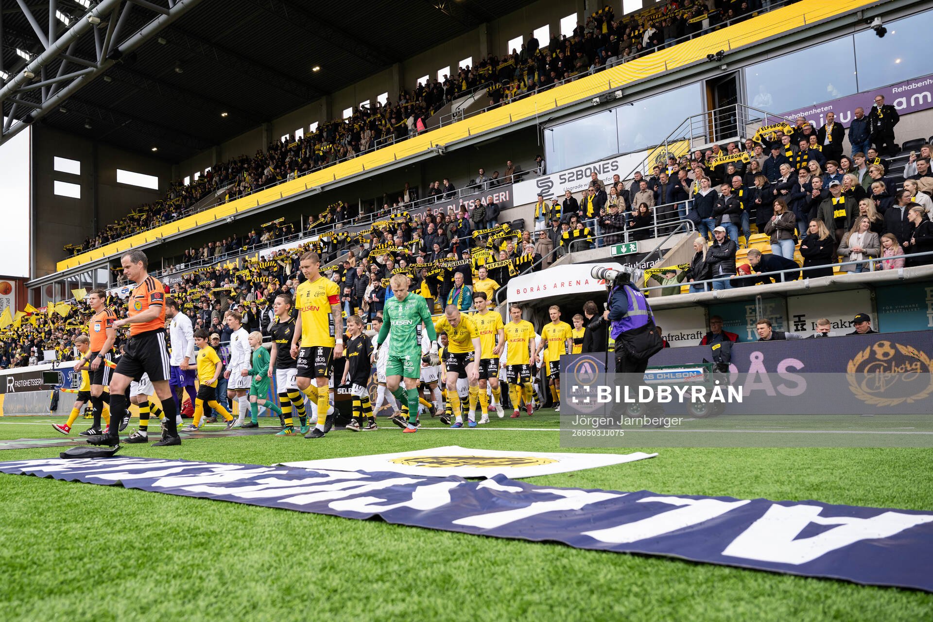 Lagen kommer in på arenan