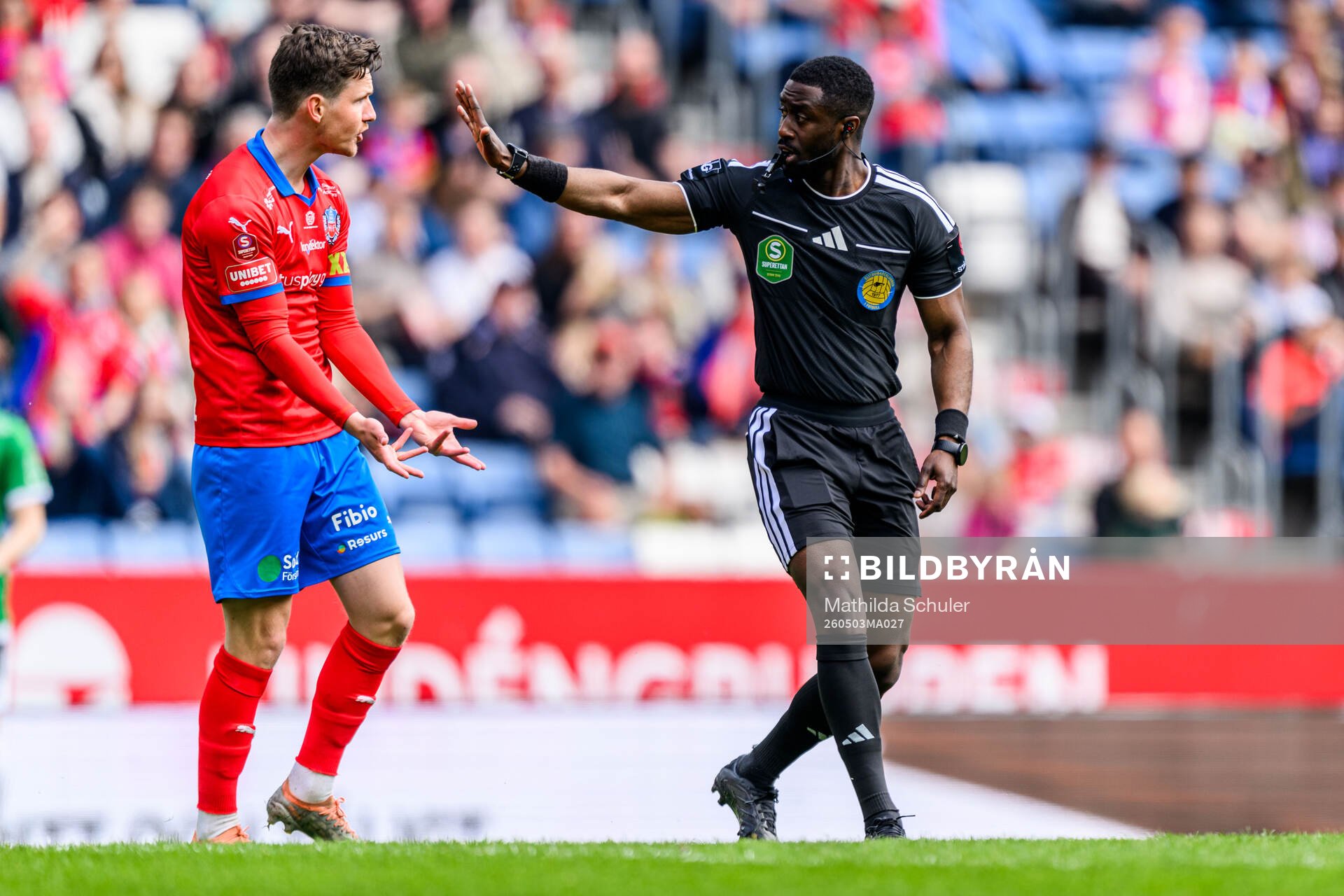 Helsingborgs Max Svensson och Domare Fredrik Oppong