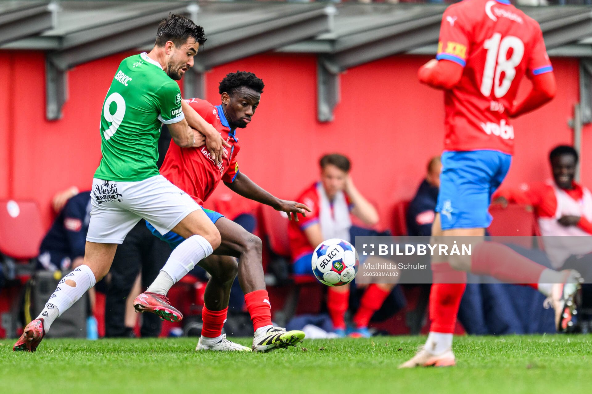 Brages Haris Brkic och Helsingborgs Clancy Valere Biten